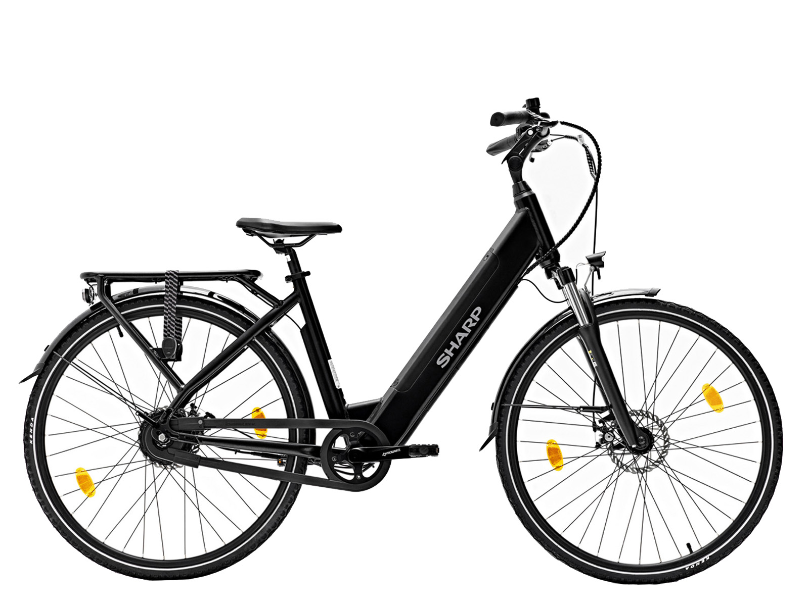 Schwarzes SHARP-Elektrofahrrad mit schwarzen Reifen, Gepäckträger und gelben Reflektoren. Isoliert auf weißem Hintergrund.