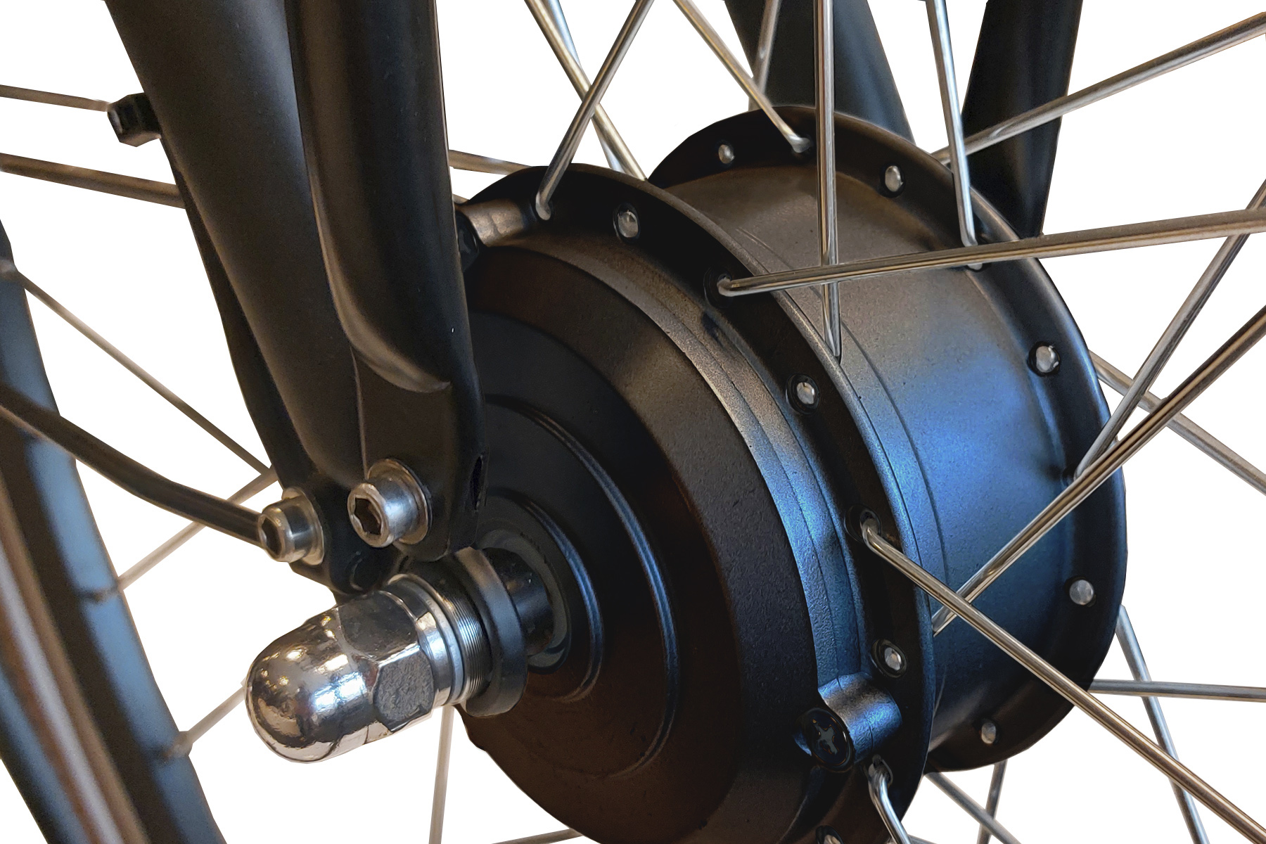 Close-up van een fietswielnaaf met spaken. De naaf is zwart en zilver, omringd door zilveren spaken en een zwarte vork.