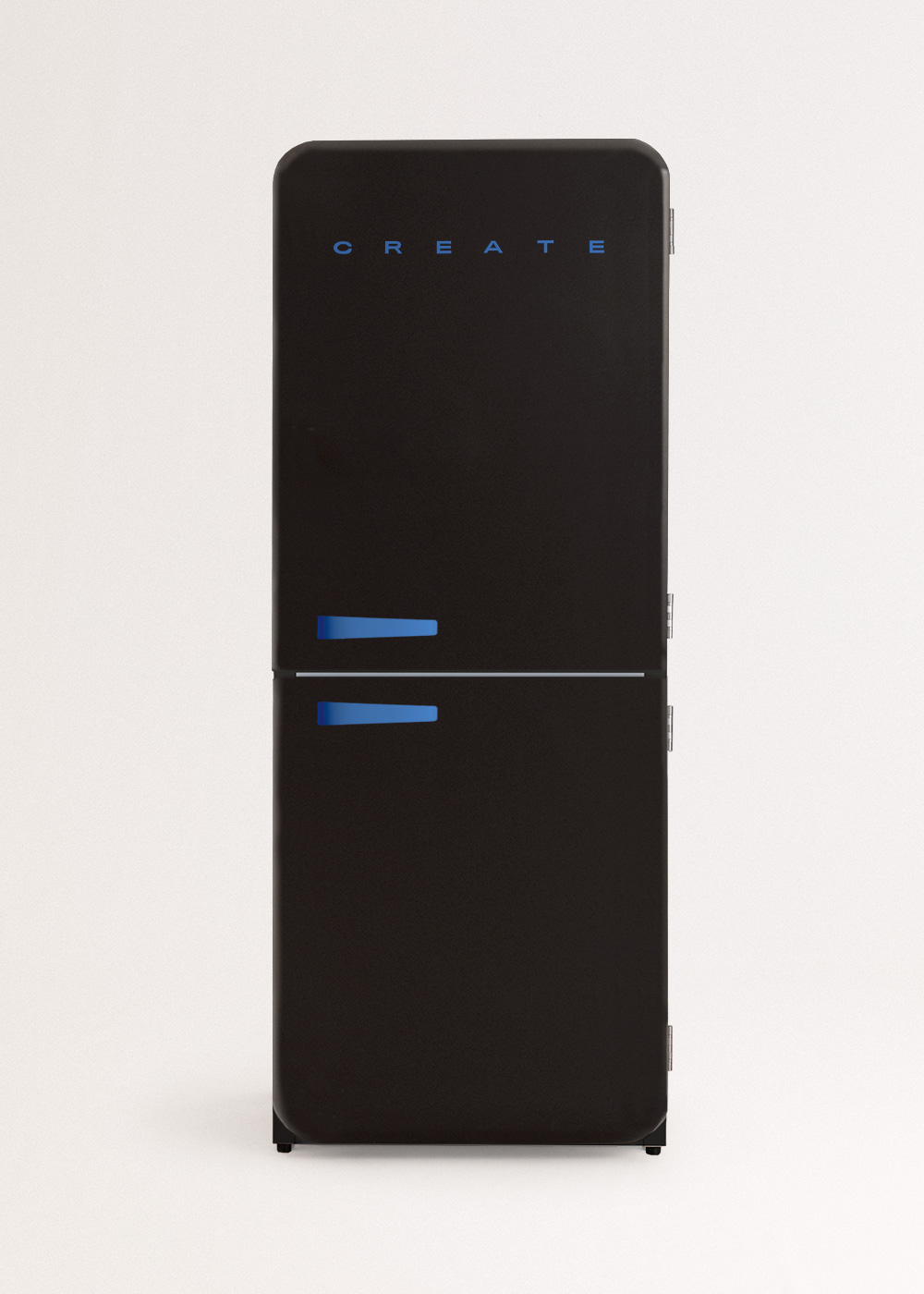 Refrigerador retro negro con manijas azules y la palabra CREATE en azul en la parte superior sobre un fondo blanco.