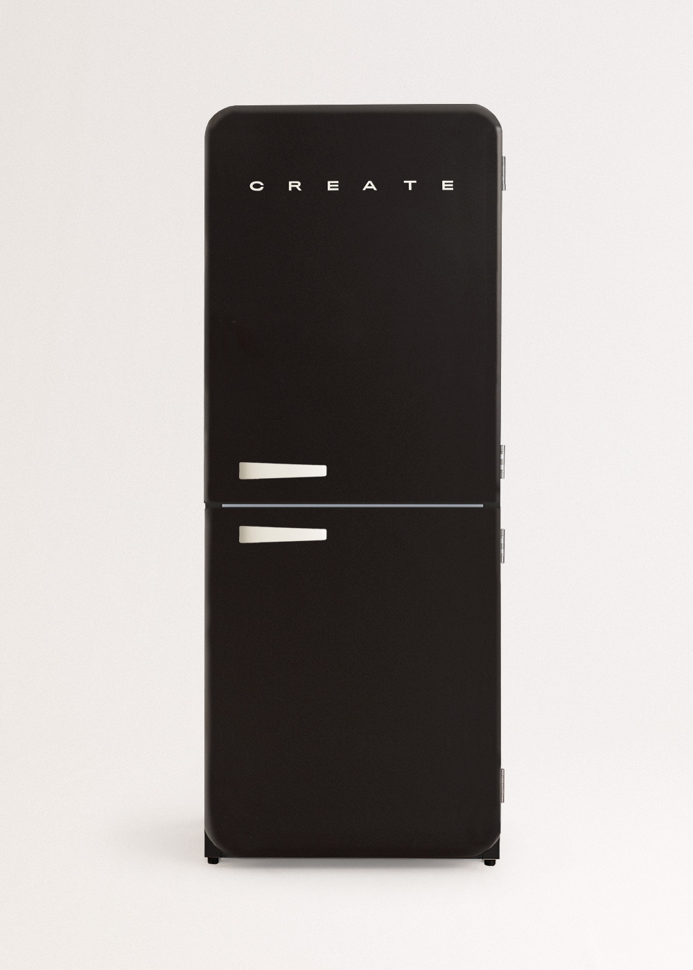 Un refrigerador negro sobre fondo blanco. Tiene manijas blancas y la palabra CREATE escrita arriba.