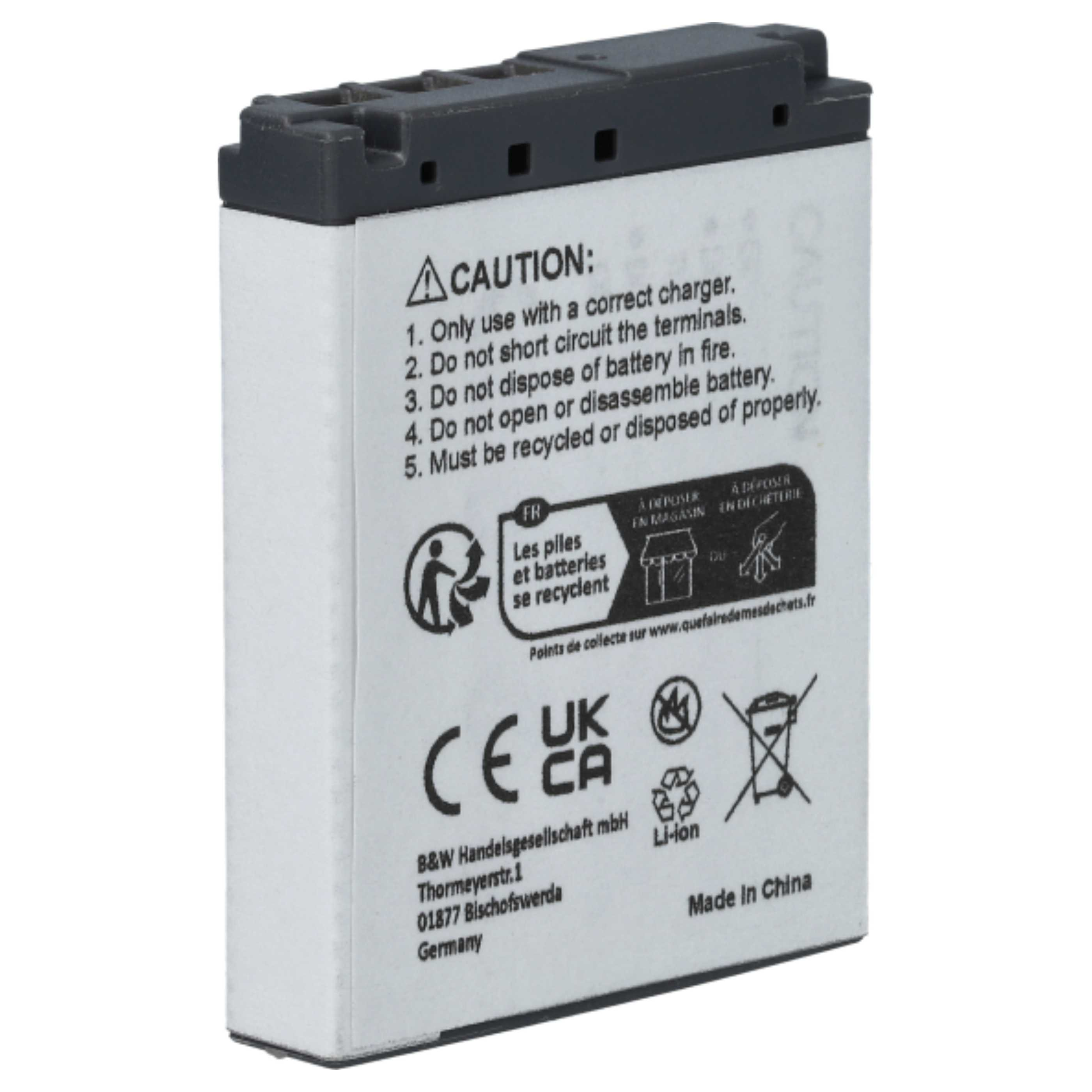 Ein weiß-grauer Akku mit Warnhinweisen und Recycling-Symbolen. Text enthält 'Li-ion' und 'Made in China'.
