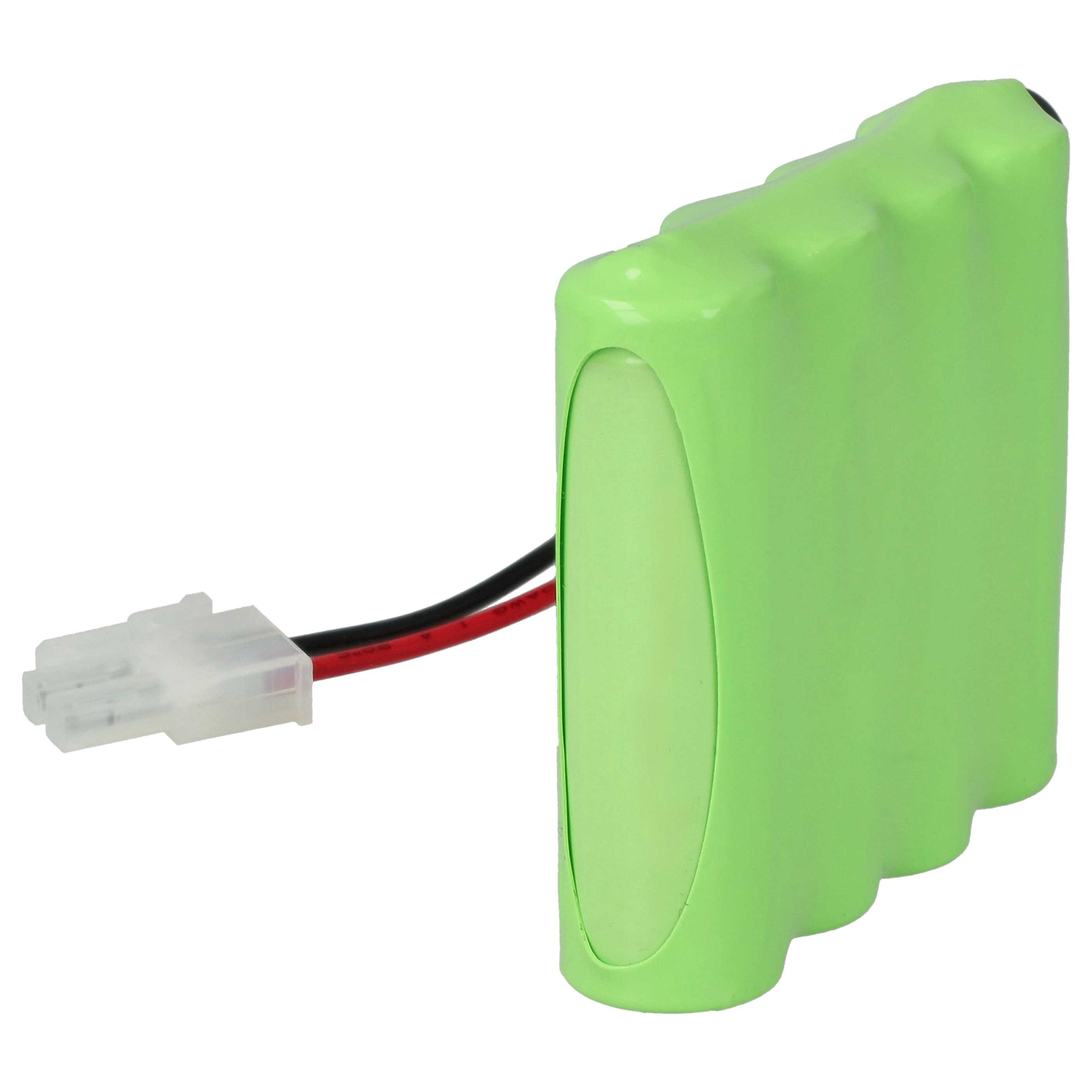 Ein grüner Akku mit weißem Stecker und schwarzen und roten Drähten, vor weißem Hintergrund.