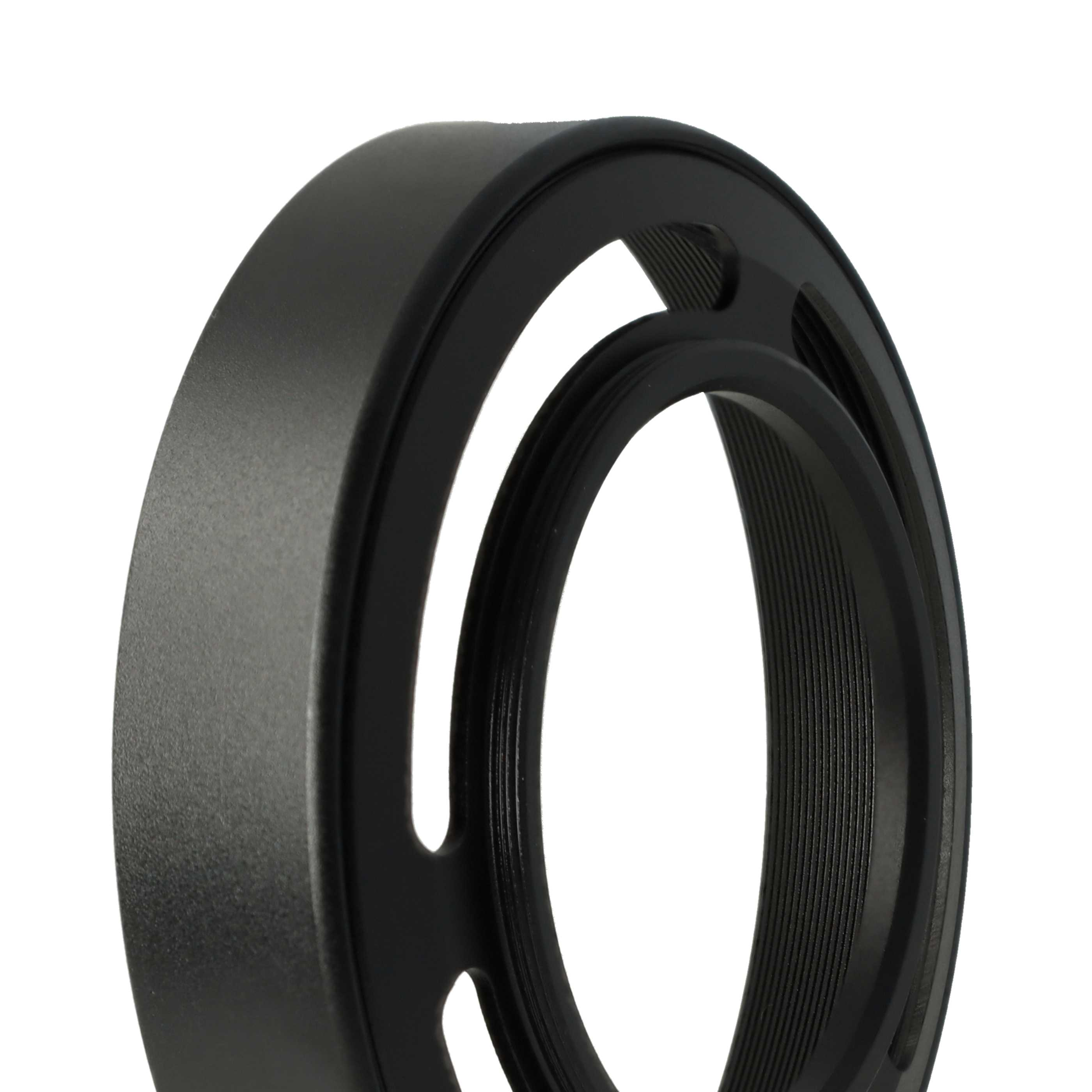 Schwarze Objektiv-Gegenlichtblende auf weißem Hintergrund. Es hat eine kreisförmige Form mit einem Innenring und mehreren kleinen Löchern.