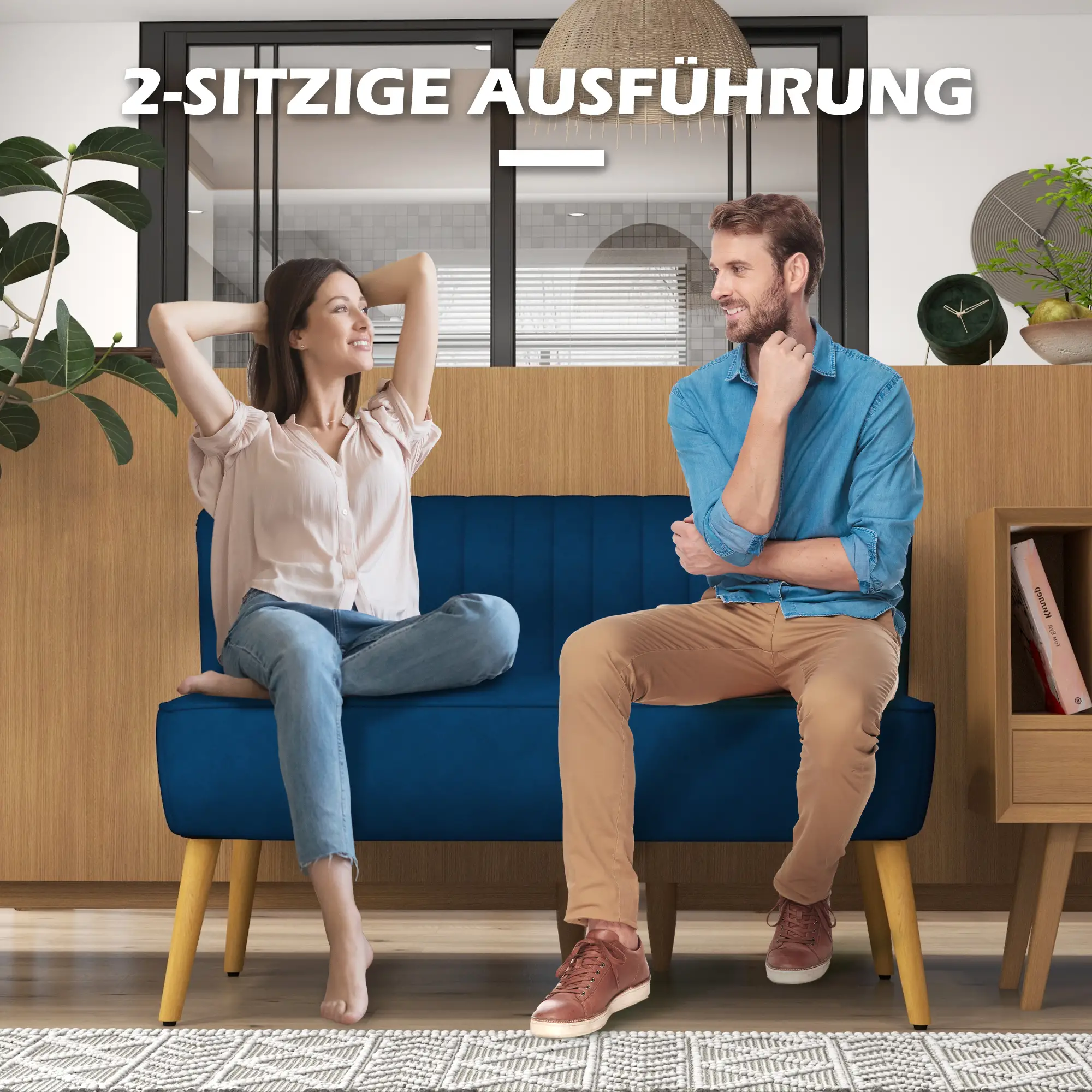 Ein Paar sitzt auf einem blauen Sofa. Die Frau hat die Hände hinter dem Kopf. Der Mann stützt das Kinn auf die Hand und lächelt.