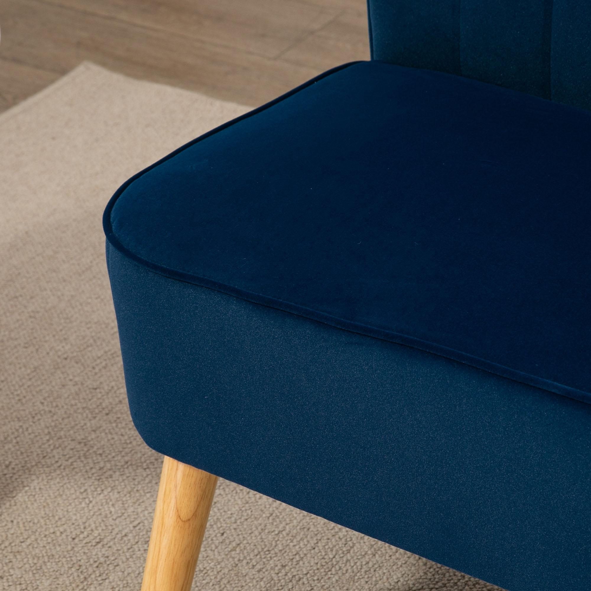 Nahaufnahme eines marineblauen Stuhls mit hellem Holzbein, auf einem beigen Teppich. Der Stuhl hat eine abgerundete Kante.