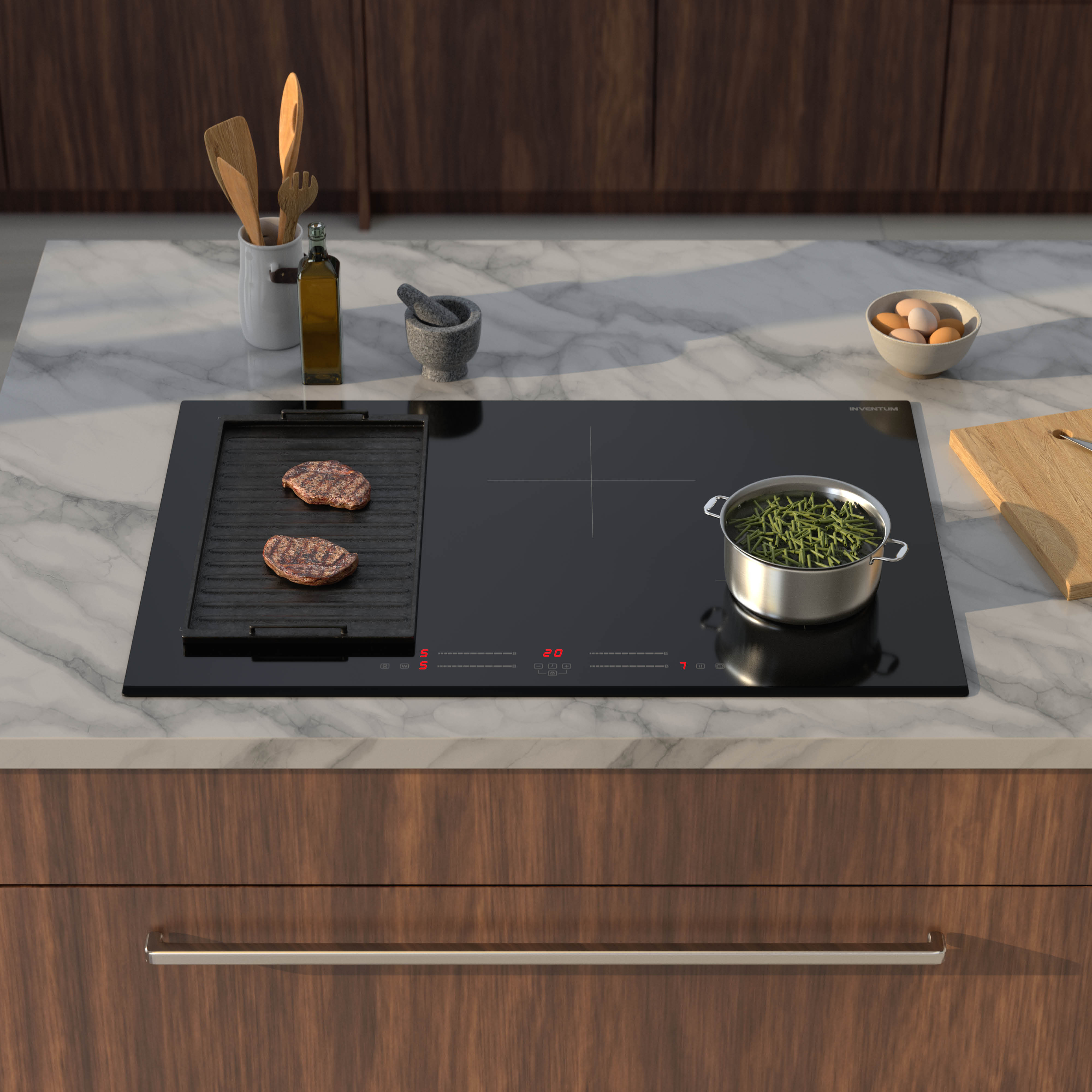 Een aanrecht met een zwart fornuis. Twee steaks grillen, een pan met groenten en houten lepels zijn zichtbaar.