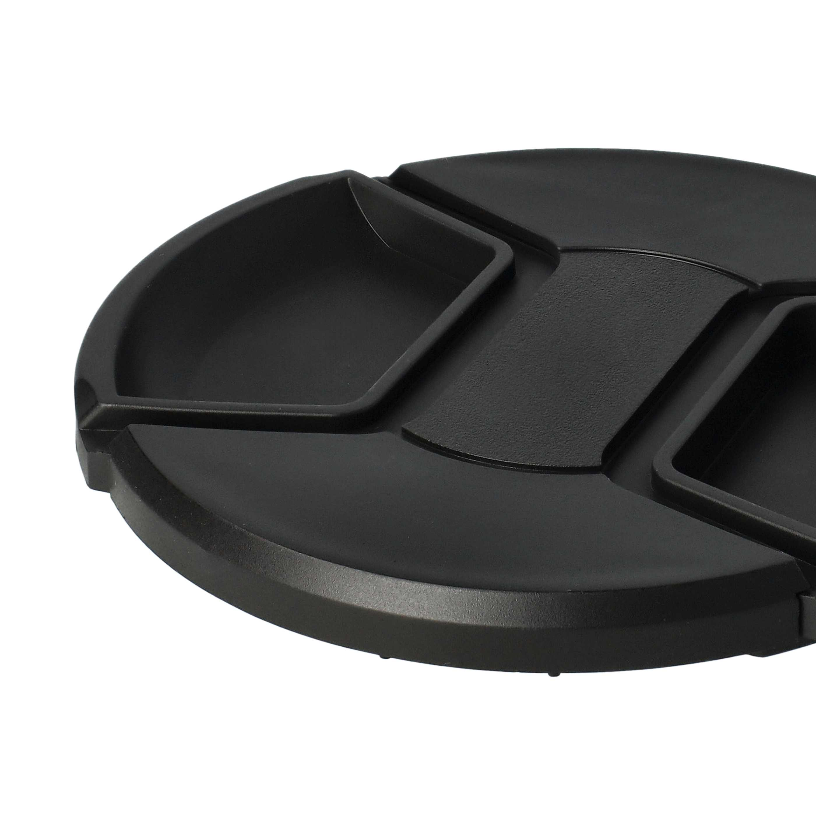 Eine schwarze Objektivkappe auf weißem Hintergrund. Die Kappe ist rund, mit strukturierter Oberfläche und gerilltem Design.