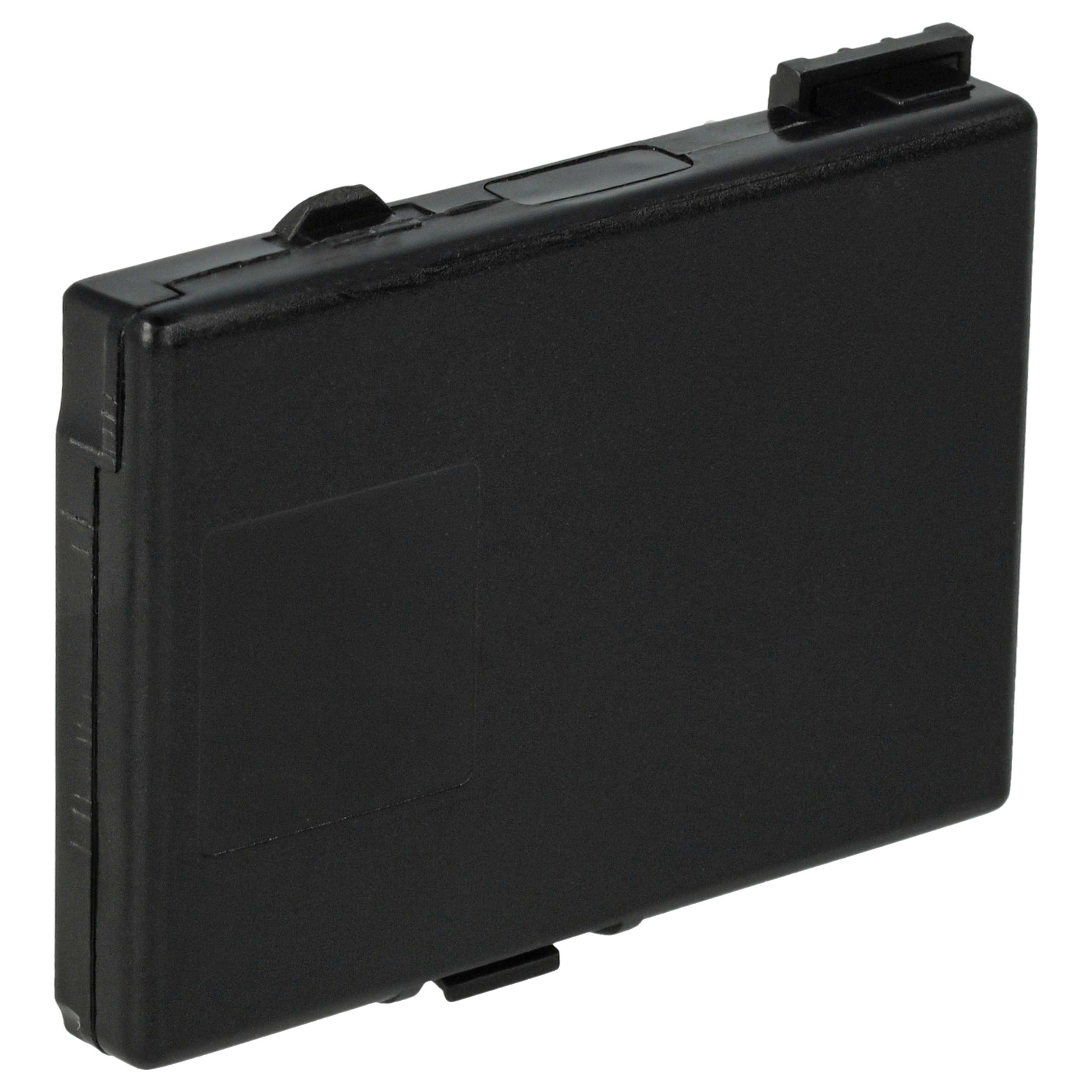Ein schwarzes Kunststoff-Batteriefach, rechteckig, mit einer kleinen Verriegelung oben und einem kleinen Rechteck an der Seite.