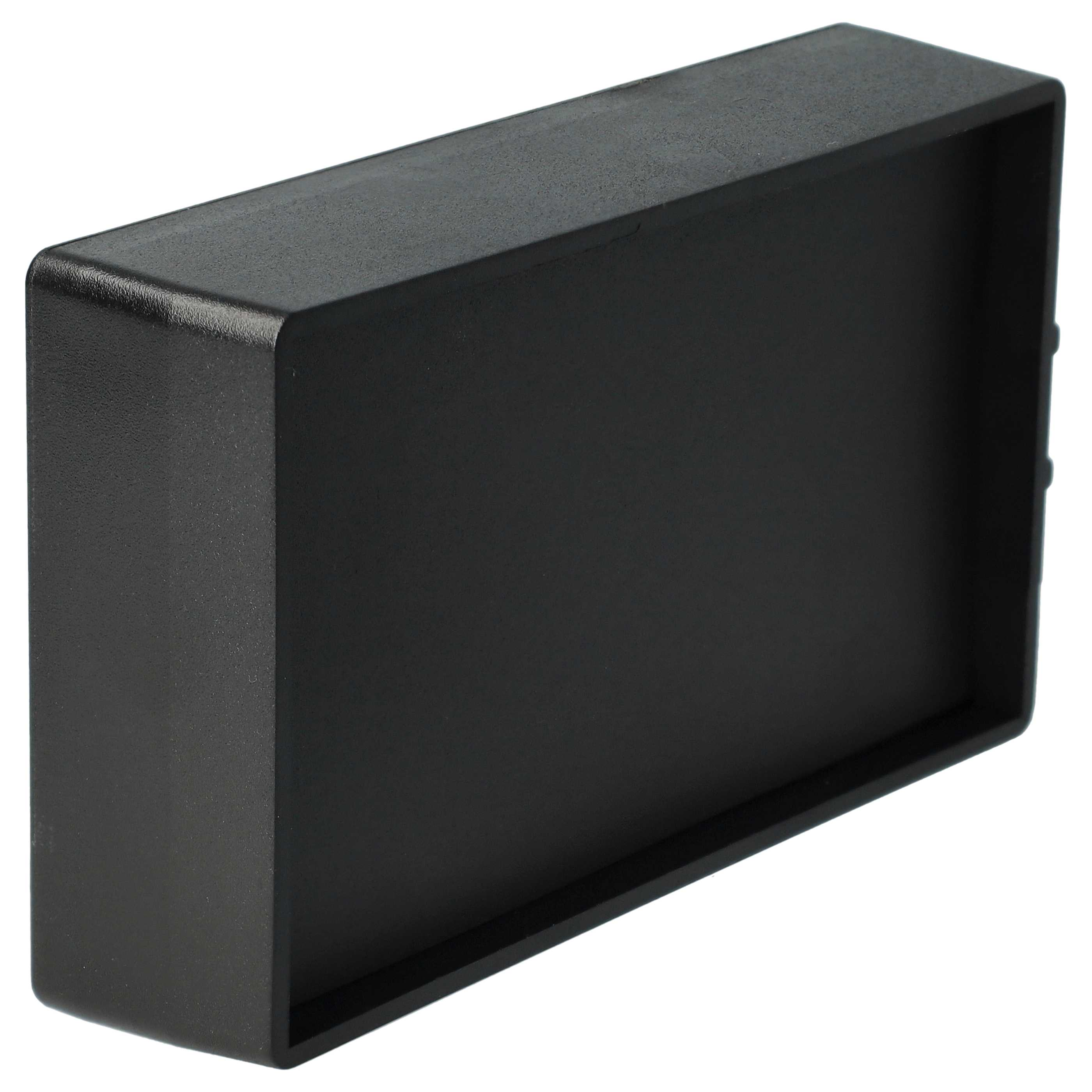 Eine schwarze rechteckige Box. Sie hat abgerundete Ecken und eine strukturierte Oberfläche vor weißem Hintergrund.