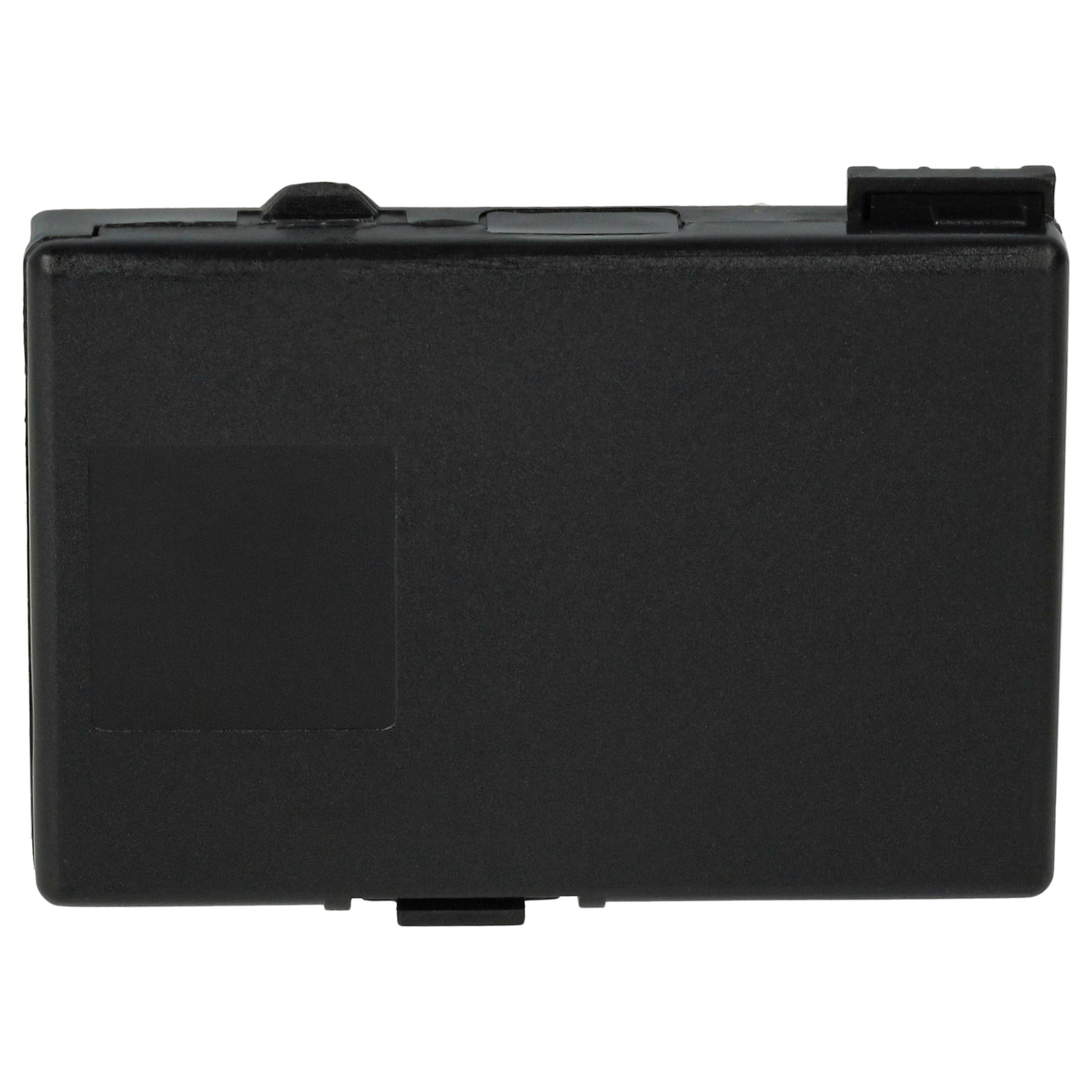 Eine schwarze rechteckige Batteriebox mit einem erhabenen Abschnitt oben und einem rechteckigen Etikett an der Seite, isoliert auf Weiß.