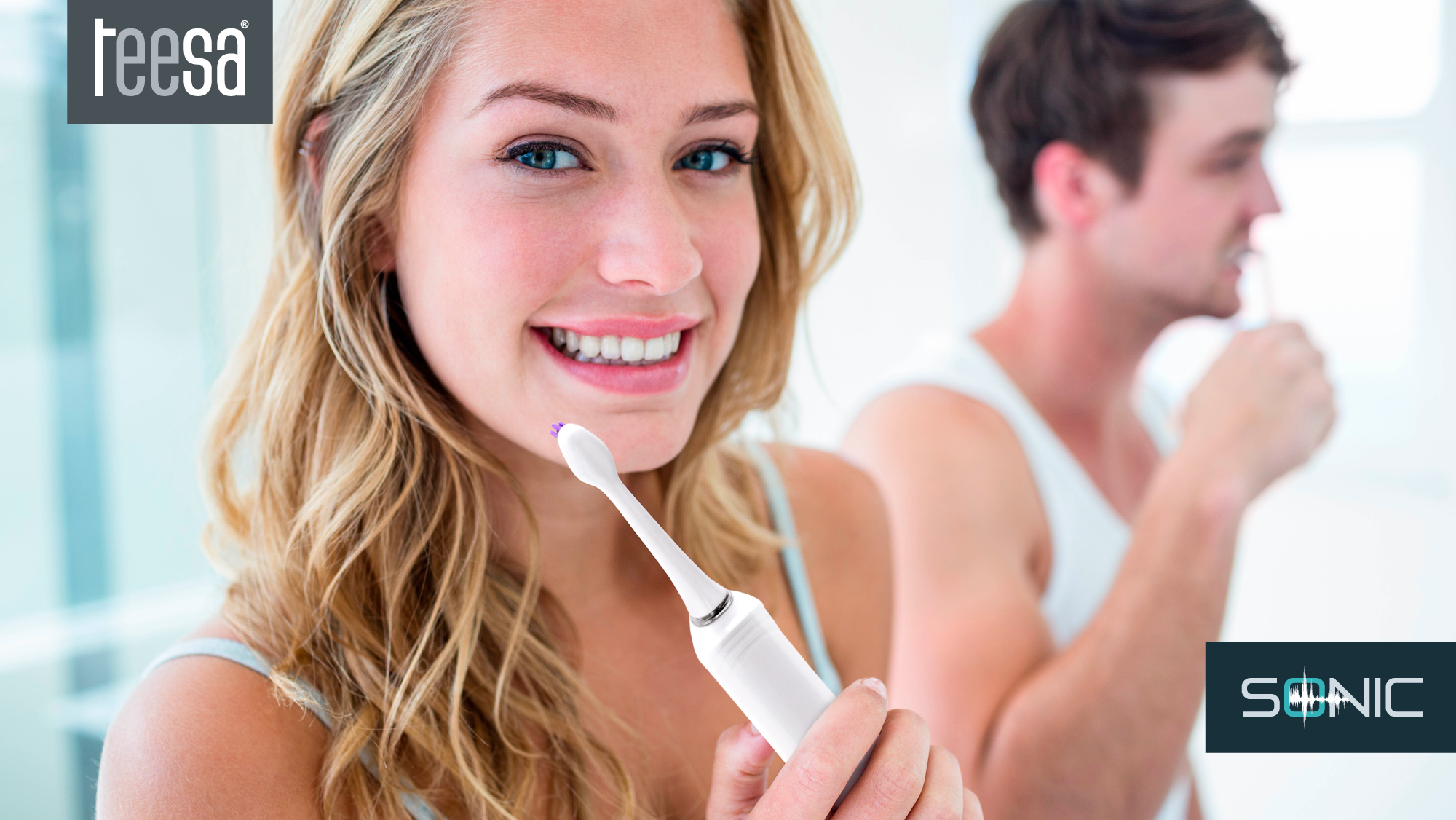 Kobieta uśmiecha się, trzymając białą elektryczną szczoteczkę do zębów. Mężczyzna myje zęby w tle. Loga: Teesa i Sonic.