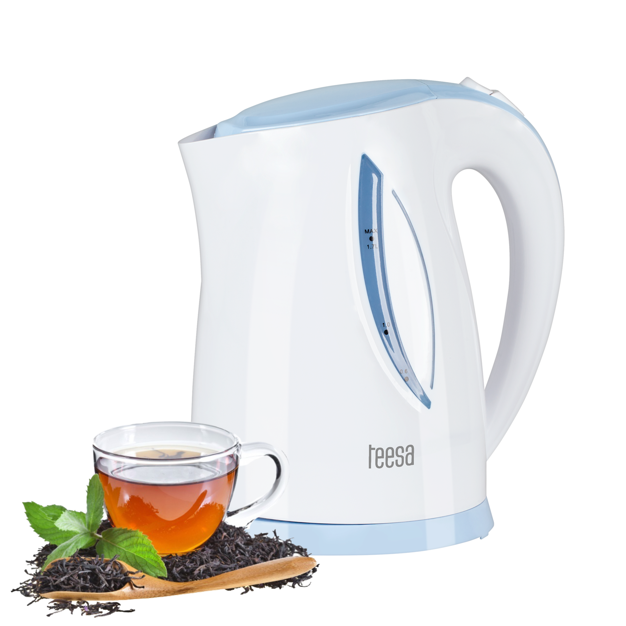 Biały czajnik elektryczny z niebieskimi akcentami, szklanka herbaty, liście herbaty i liście mięty na drewnianej łyżce. Izolowany.