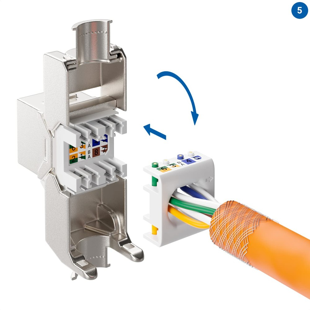 Connettore e cavo. Il connettore ha un involucro metallico aperto. Il cavo ha un rivestimento arancione con fili colorati. Frecce indicano il processo di connessione.