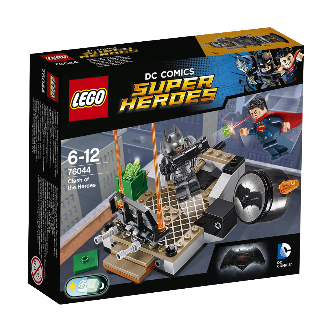 Zestaw LEGO z serii DC Comics Super Heroes. Przedstawia Batmana, Supermana i scenę bitwy na dachu. Zawiera minifigurki i akcesoria.