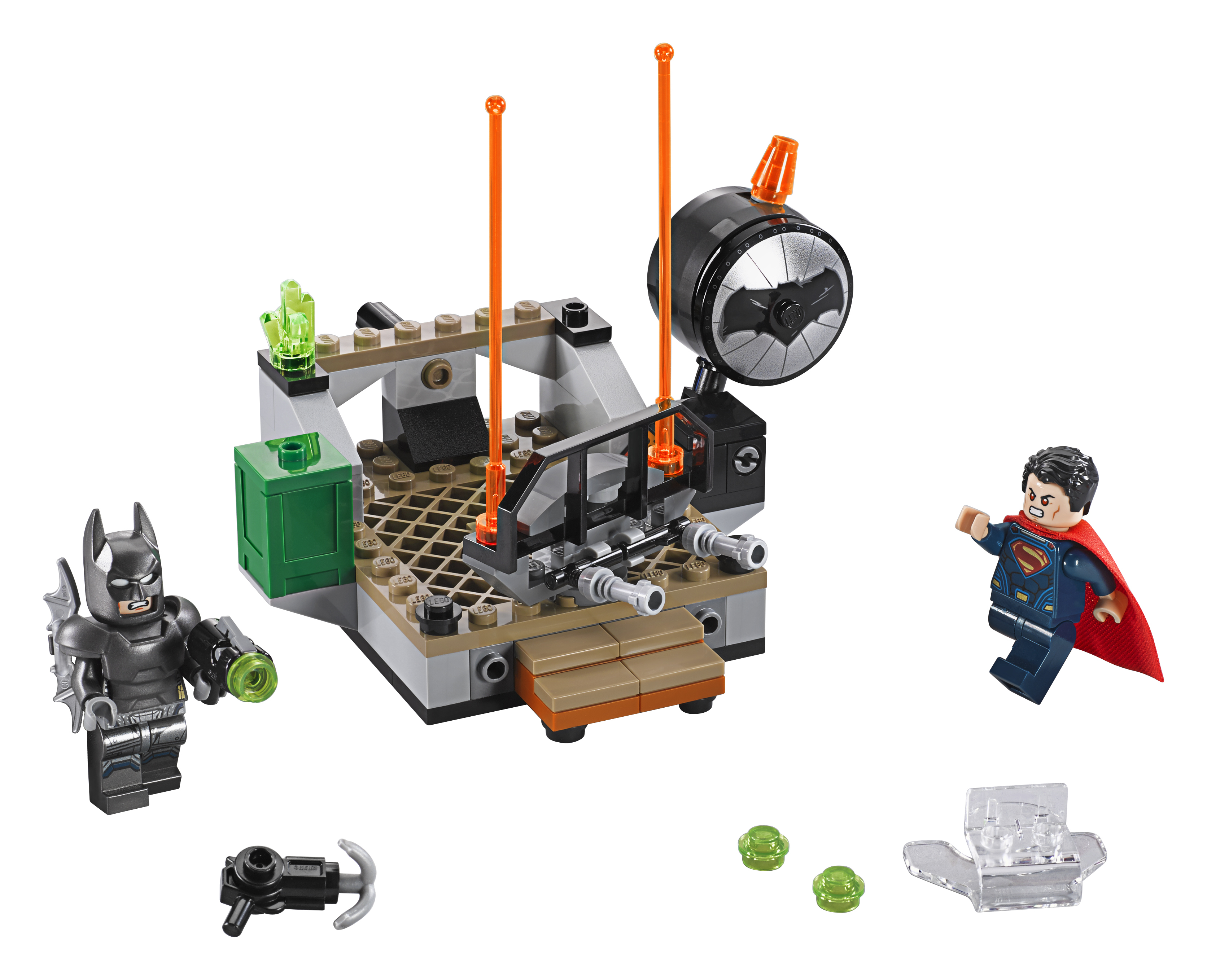 Zestaw LEGO z figurkami Batmana, Supermana i konstrukcją z pomarańczowymi antenami, zielonymi blokami i radarem.