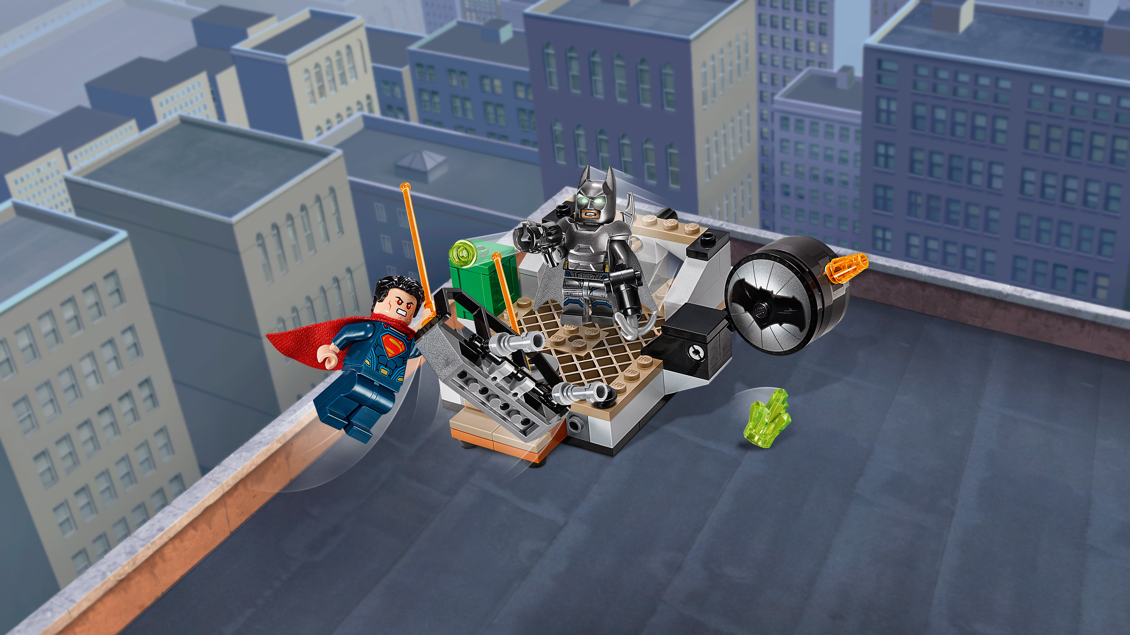 Scena Lego: Superman leci w stronę robota Batmana na dachu, z panoramą miasta w tle. Zielone kryształy na ziemi.