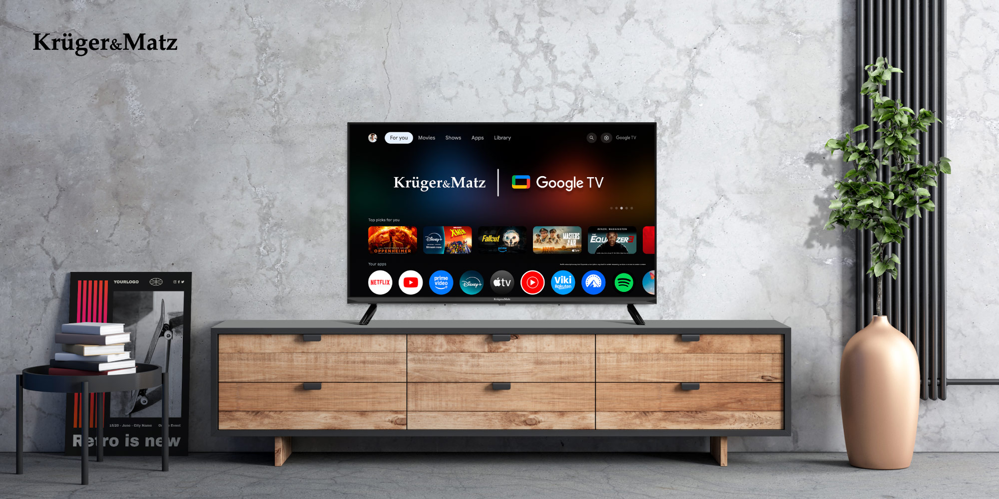 Telewizor wyświetla interfejs Google TV. Stoi na drewnianej szafce. Po prawej wazon i roślina. Po lewej stolik boczny.