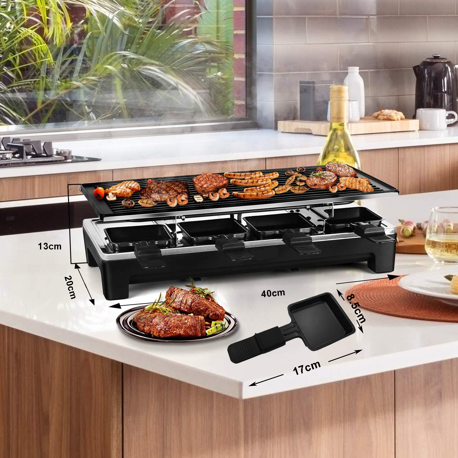 Ein Raclette-Grill mit verschiedenen gekochten Fleischsorten und Gemüse. Steaks auf einem Teller. Weinflasche und Küchenhintergrund.