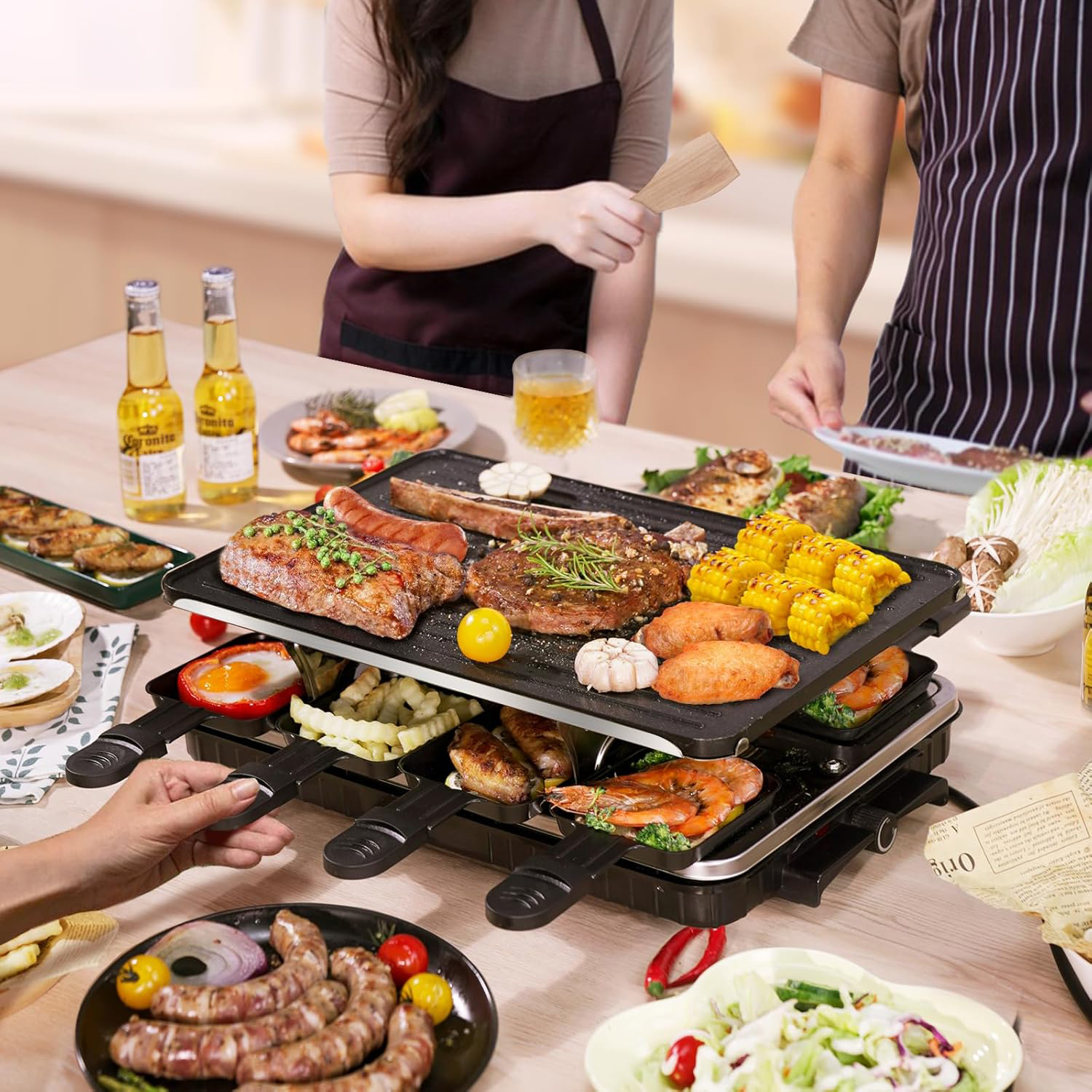 Ein Tisch mit Grill, verschiedenen gegrillten Speisen und Leuten, die eine Mahlzeit zubereiten. Enthält Steaks, Mais, Würstchen und Garnelen.