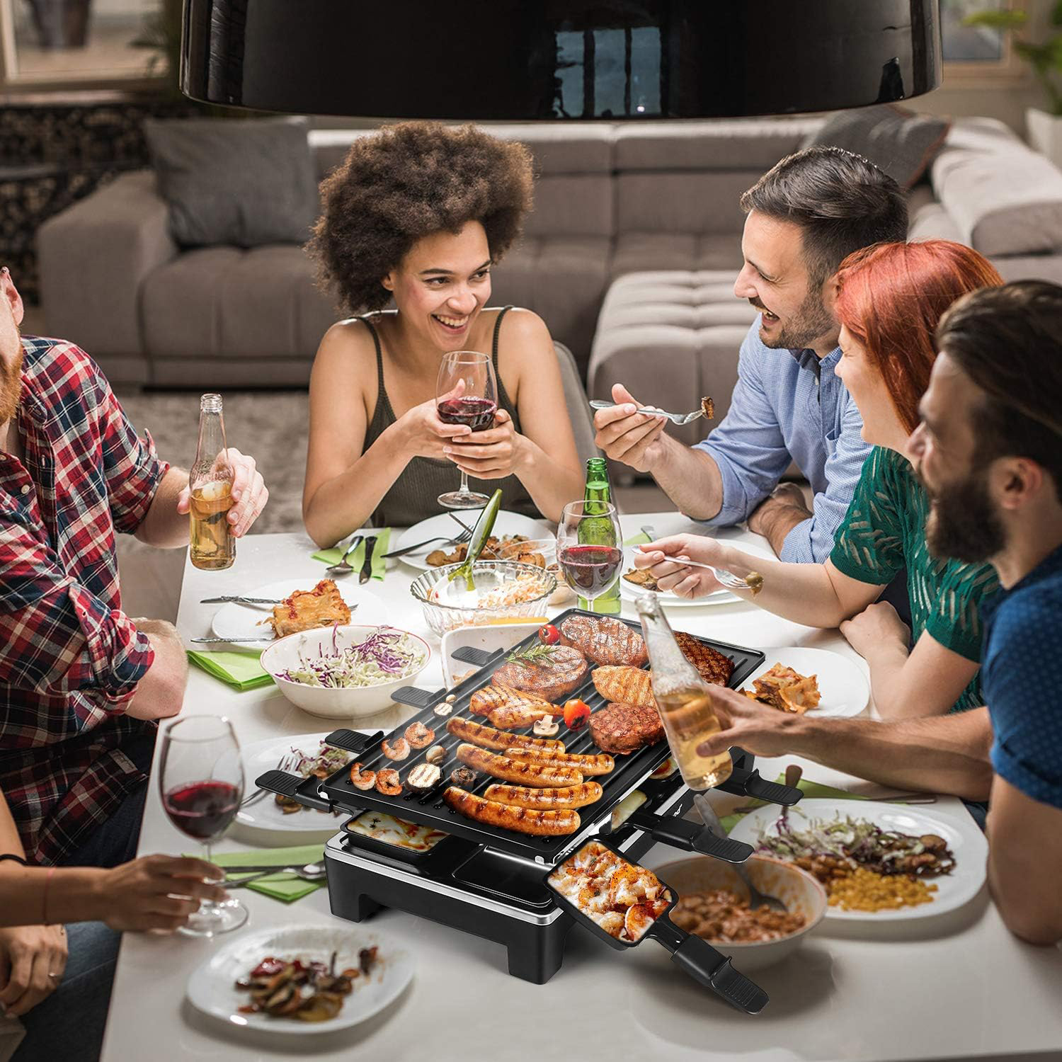 Eine Gruppe von Menschen grillt am Tisch. Auf dem Tisch befinden sich gegrilltes Fleisch, Gemüse und Getränke. Die Leute lächeln und interagieren.