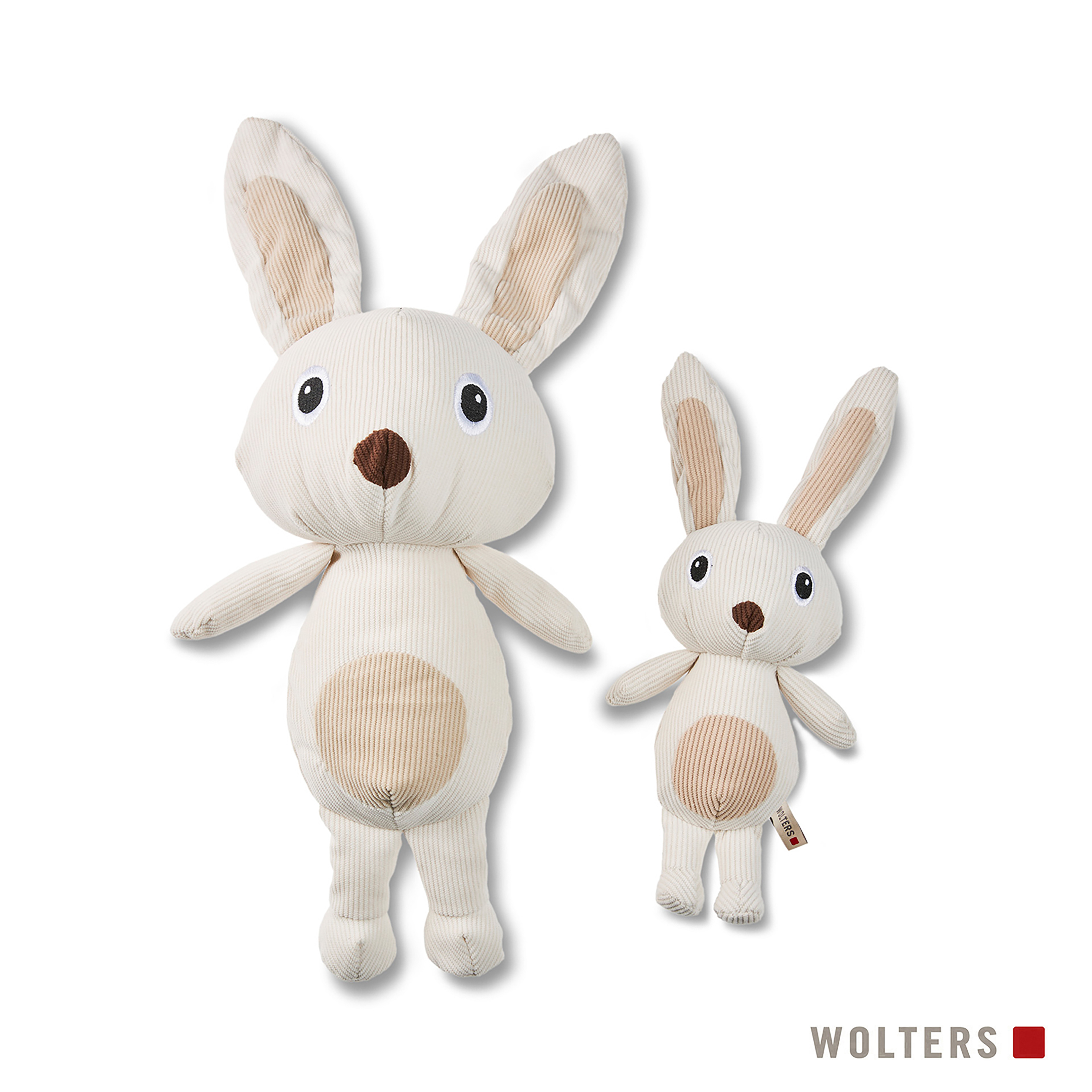 Zwei Stoffhasen aus Cord, einer groß, einer klein, auf weißem Hintergrund. Der kleine hat ein Etikett.