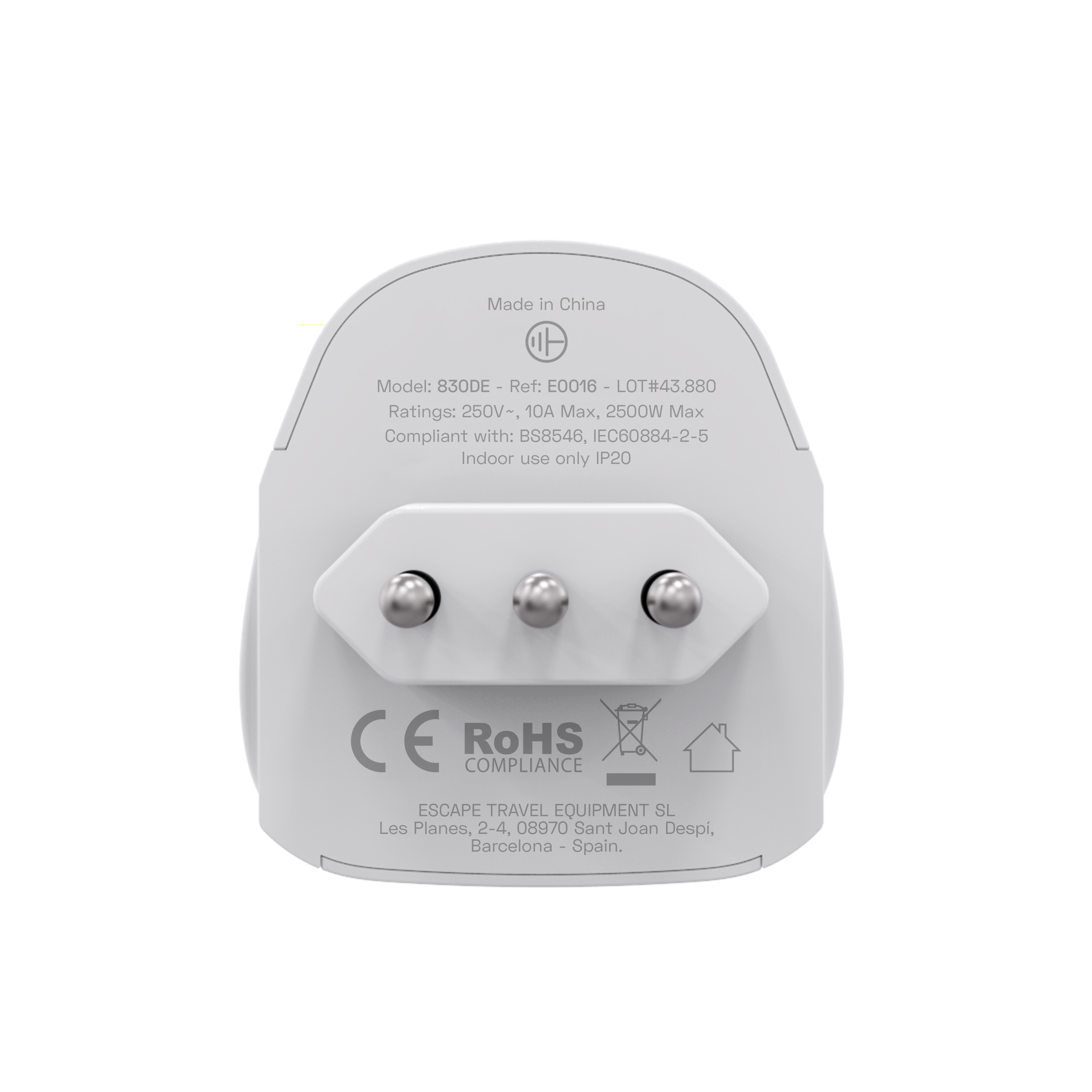 Adaptador de viaje blanco con tres clavijas. Detalles de texto sobre el modelo, clasificaciones y estándares de cumplimiento. Incluye logos y dirección.