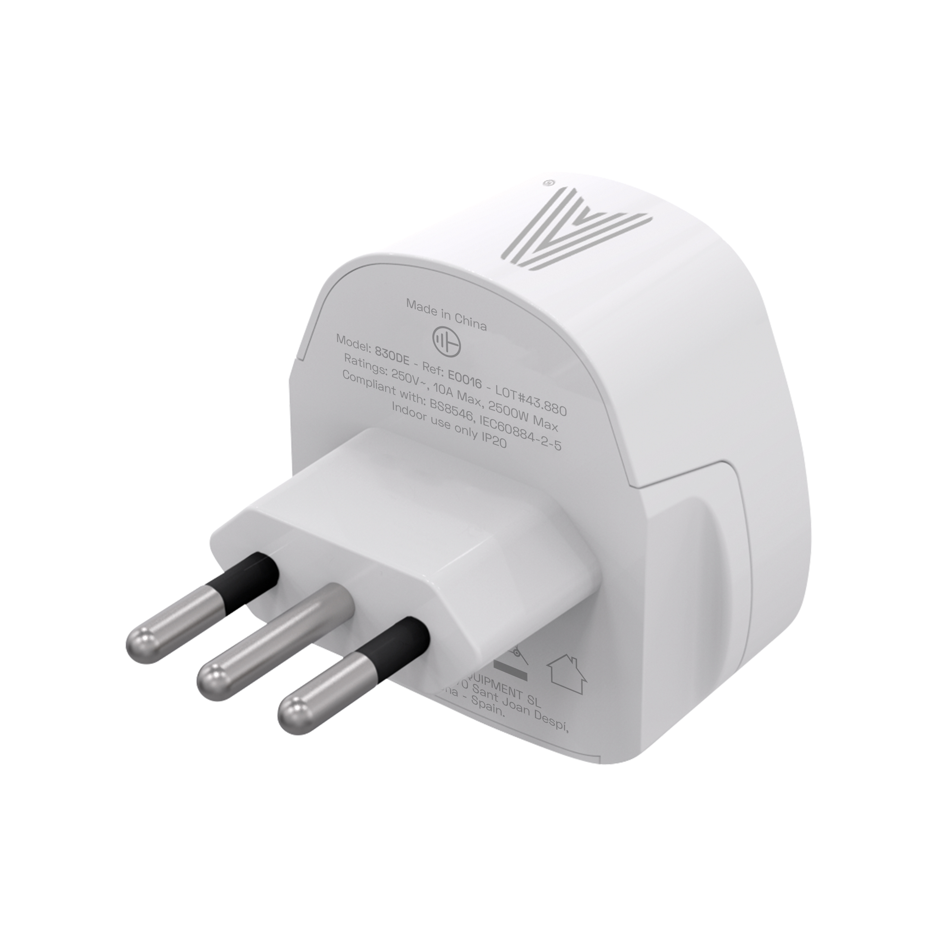 Adaptador de corriente blanco con tres clavijas, marcado 'Made in China'. Contiene texto sobre voltaje y número de modelo.