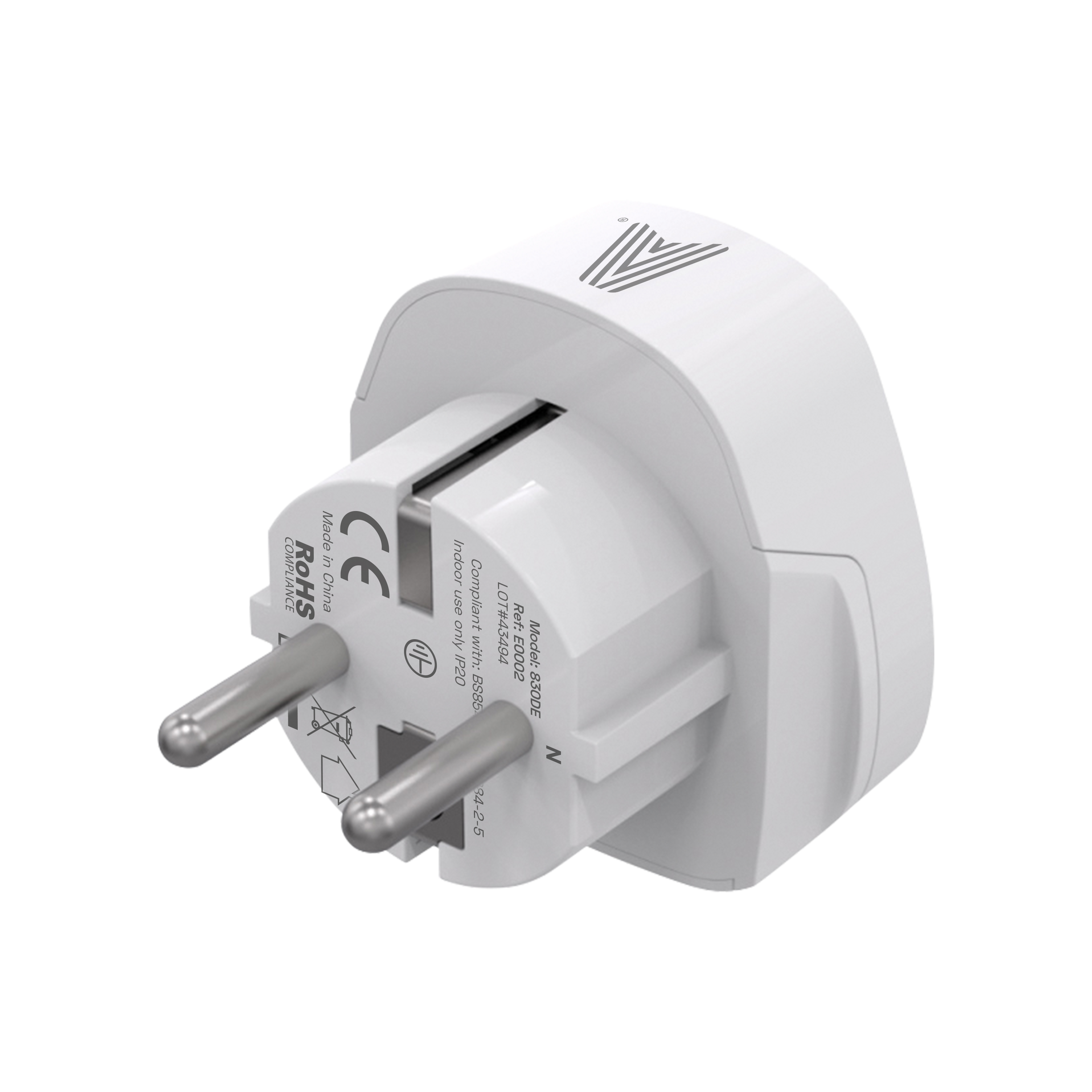 Un adaptador de corriente blanco con clavijas plateadas, una marca CE y texto que indica que está fabricado en China y cumple con RoHS.