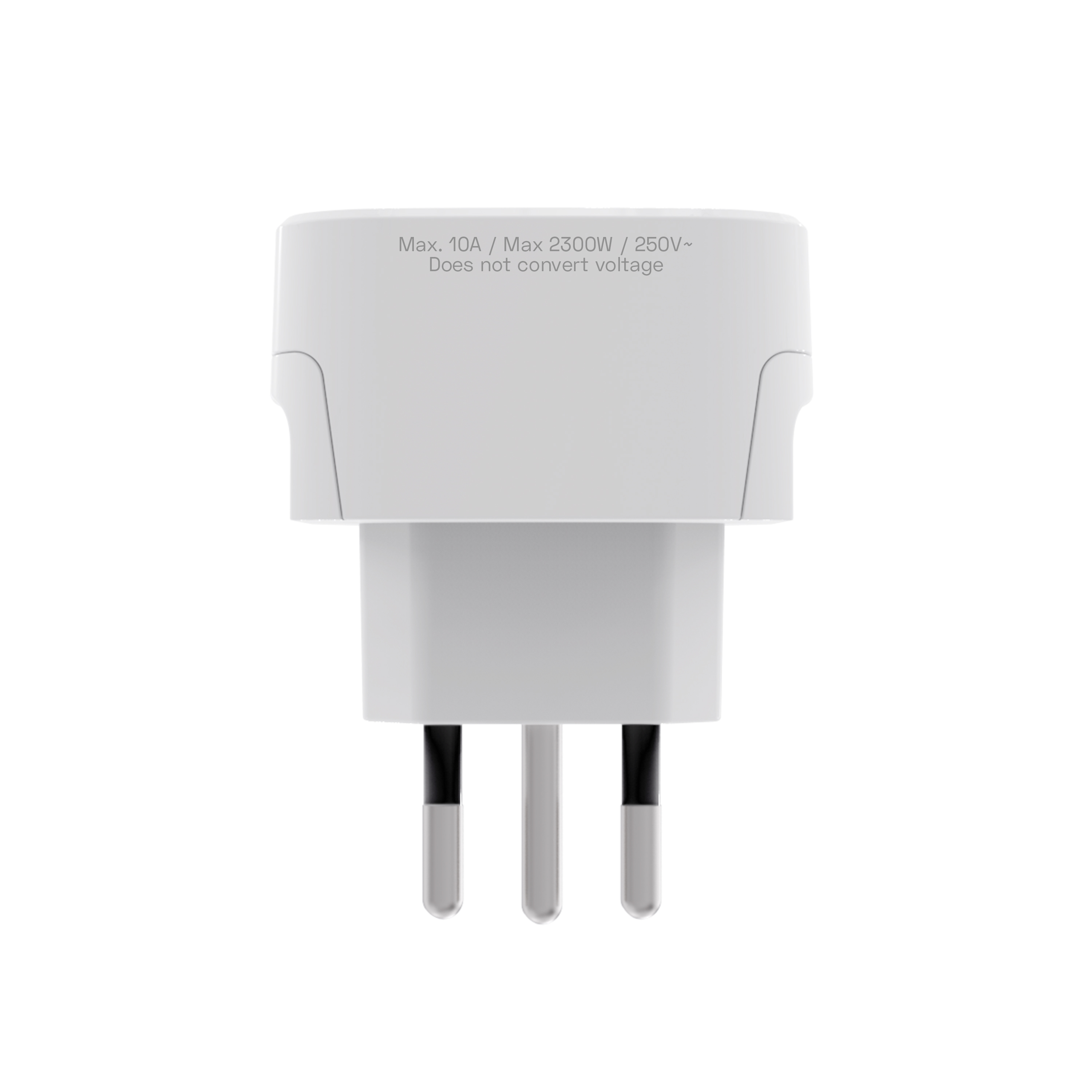 Un adaptador de corriente blanco con tres clavijas. Tiene texto que indica los límites de voltaje y amperaje. El fondo es blanco.