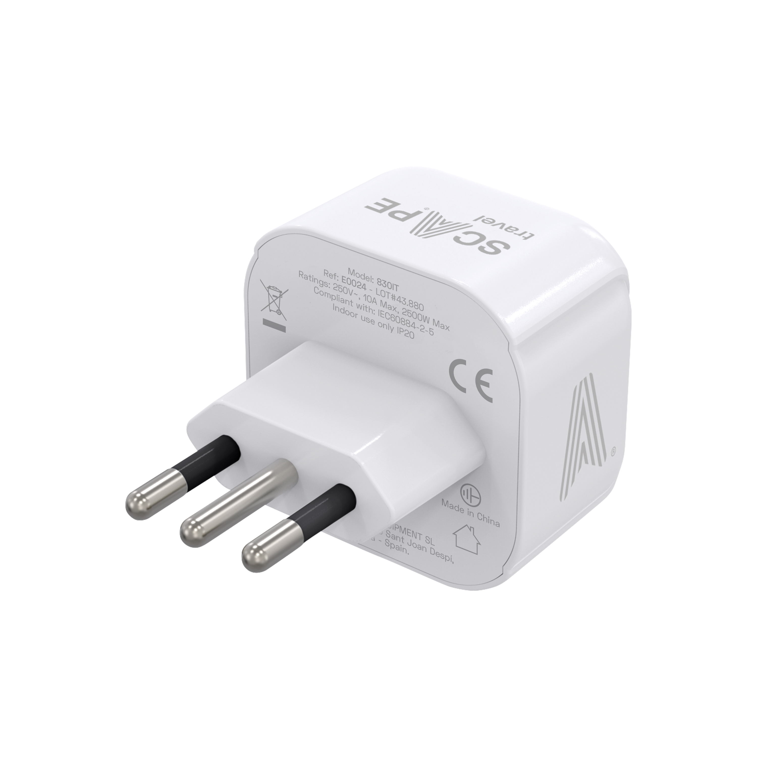 Un adaptador de viaje blanco con tres clavijas. Tiene puntas negras y marcas. El fondo es blanco.