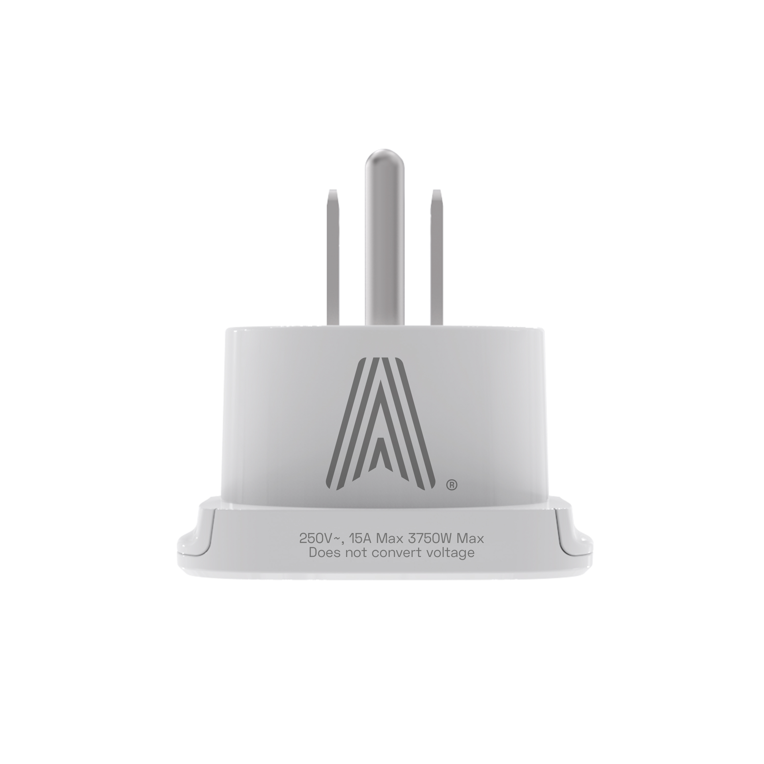 Adaptador de corriente blanco con tres clavijas, un logotipo y texto que indica los límites de voltaje y corriente. Fondo blanco.