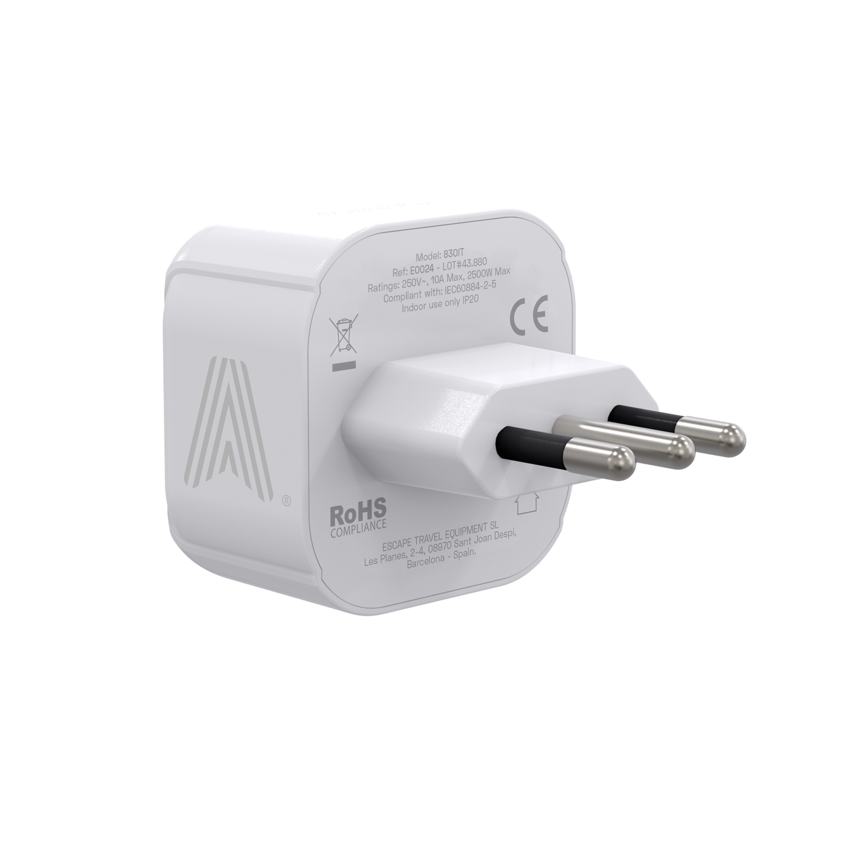 Un adaptador de viaje blanco con tres clavijas se muestra sobre un fondo blanco. Los detalles incluyen texto y logotipos.