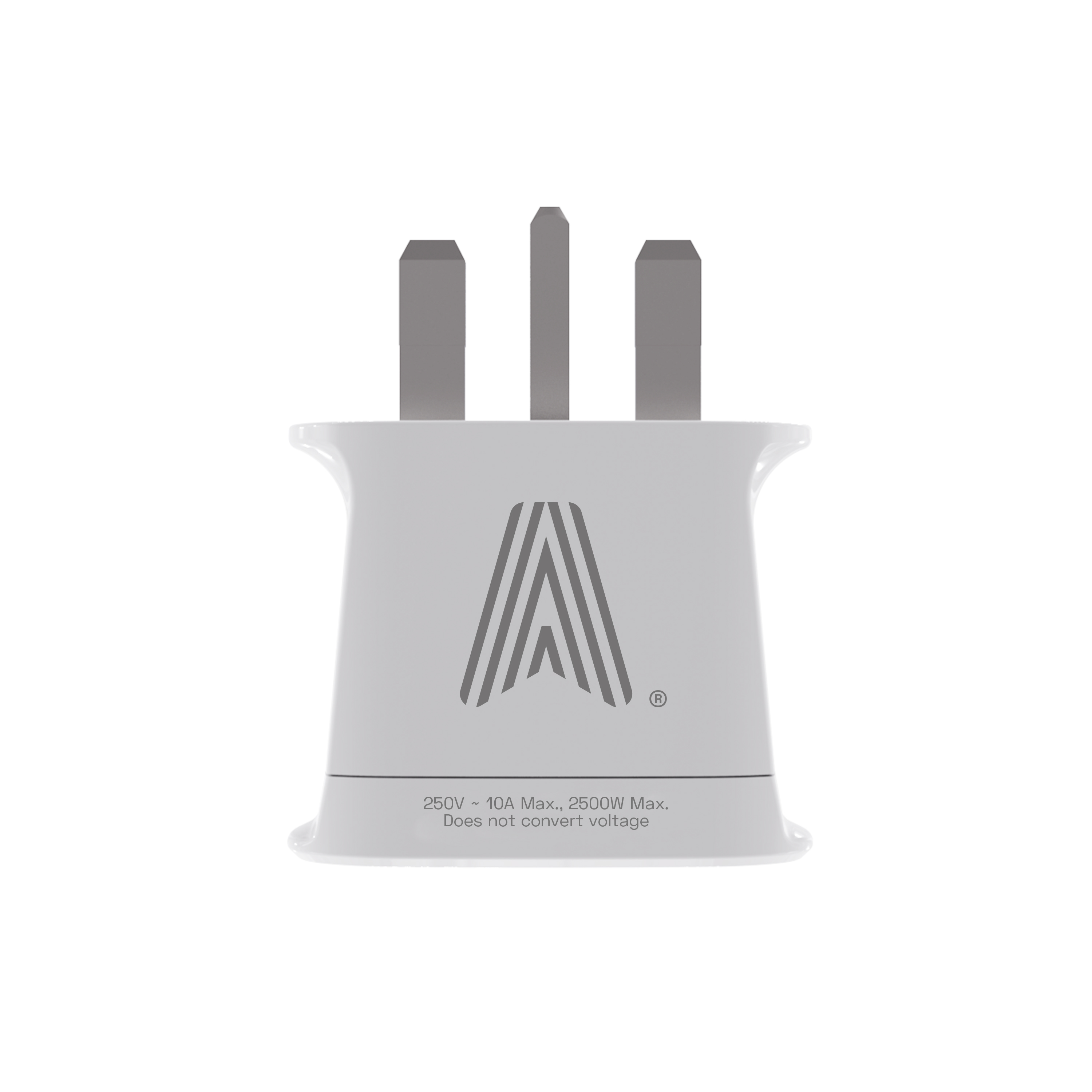 Un adaptador de enchufe blanco con tres clavijas grises. El adaptador tiene un logotipo y texto de voltaje y amperaje.