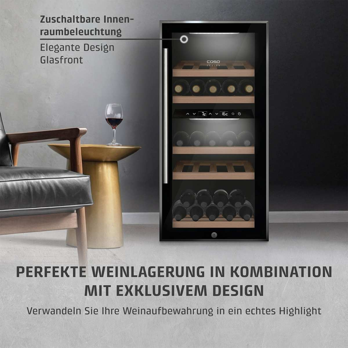 Ein Weinkühler mit Glastür, ein Weinglas mit Rotwein und ein Tisch mit einem Stuhl. Der Kühler hat Weinflaschen.