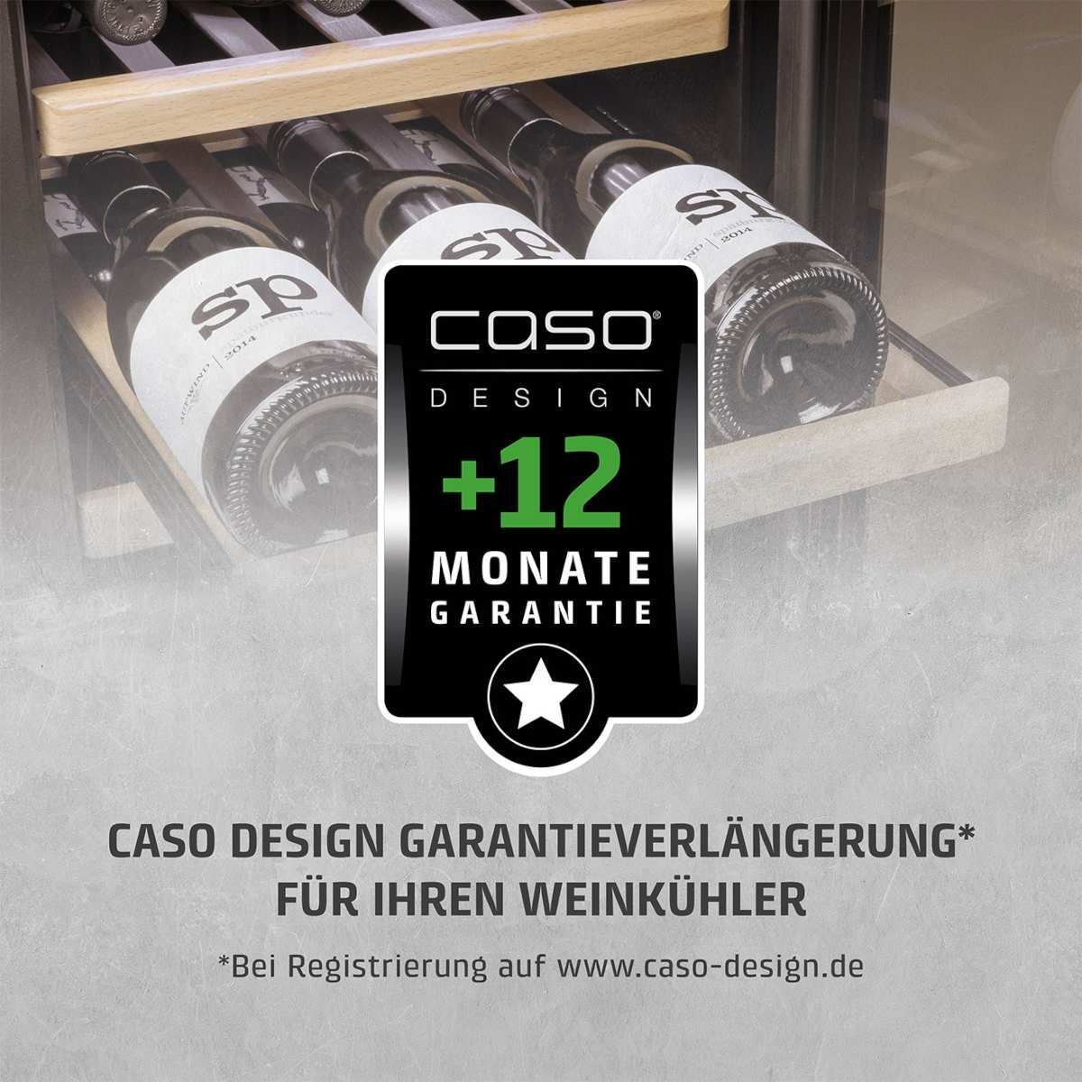 Weinflaschen in einem Kühler. Ein Garantieschild mit +12 Monaten. Text: CASO DESIGN GARANTIEVERLÄNGERUNG* FÜR IHREN WEINKÜHLER.