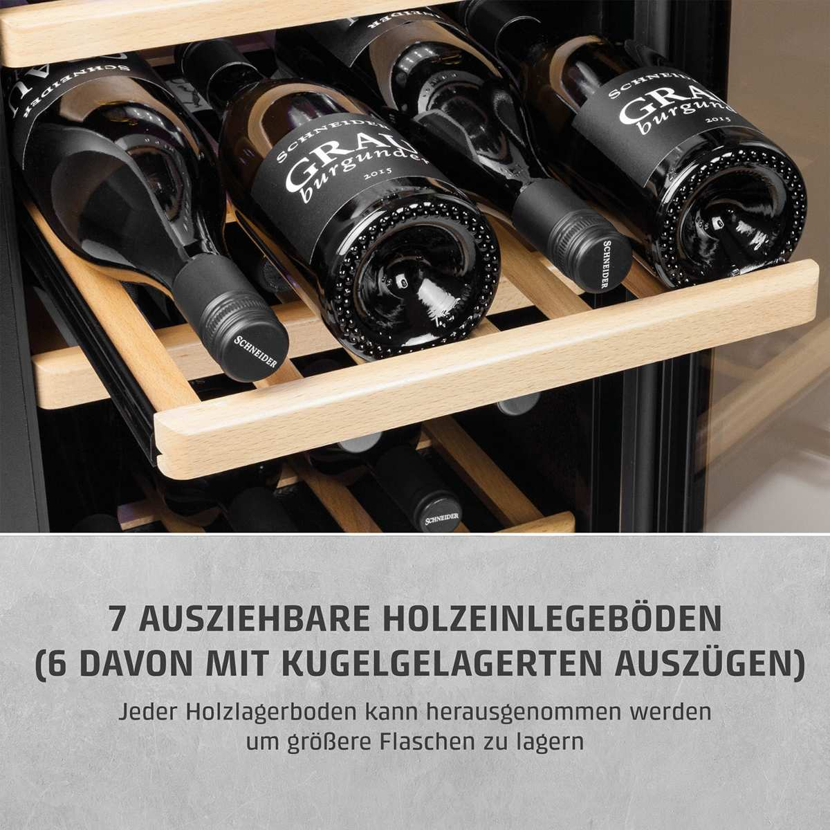 Wein flaschen lagern in einem Weinkühler. Die Flaschen sind schwarz mit weißen Etiketten und ruhen auf Holzregalen.