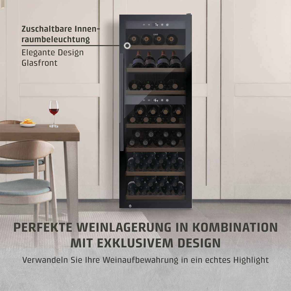 Ein Weinkühler mit Flaschen steht in einem Raum. Ein Tisch mit einem Weinglas befindet sich im Vordergrund. Der Kühler ist schwarz mit Glas.