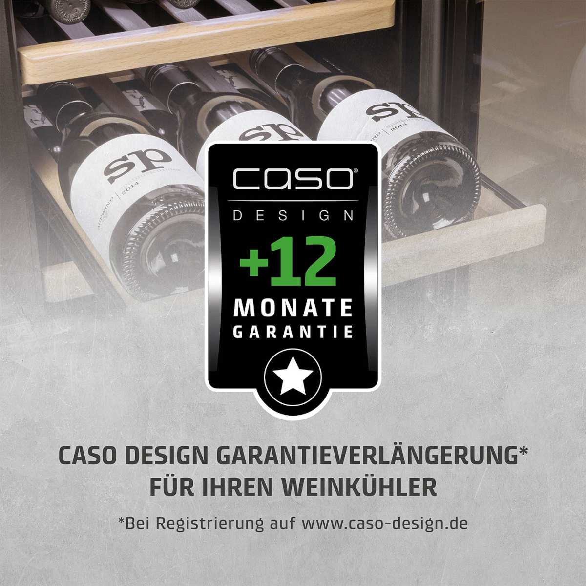 Weinflaschen in einem Kühler. Ein Caso Design Garantie Logo im Vordergrund. Text: +12 Monate Garantie.