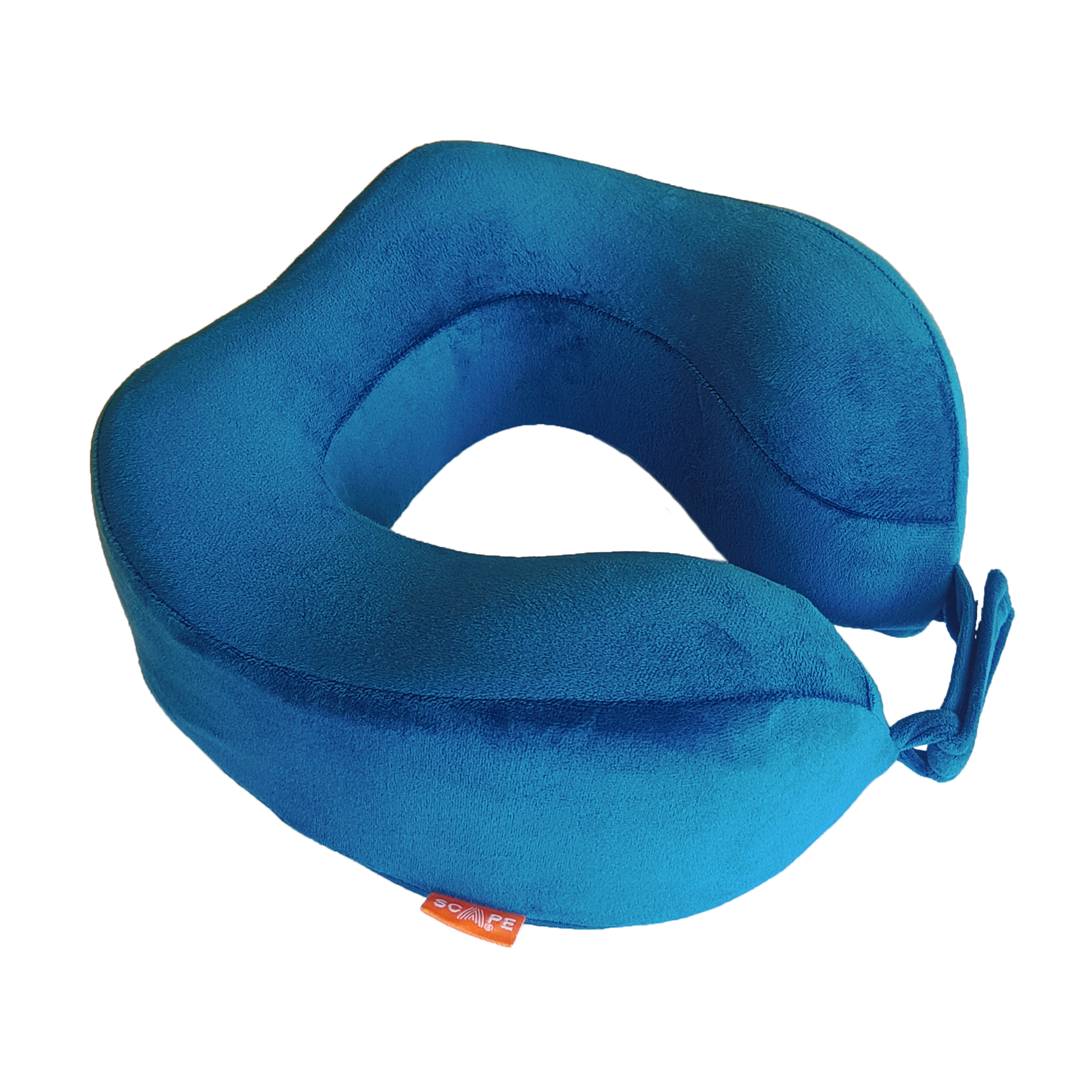 Una almohada de viaje azul sobre un fondo blanco. Tiene forma de U. La almohada tiene una etiqueta que dice 'SCAPE'.