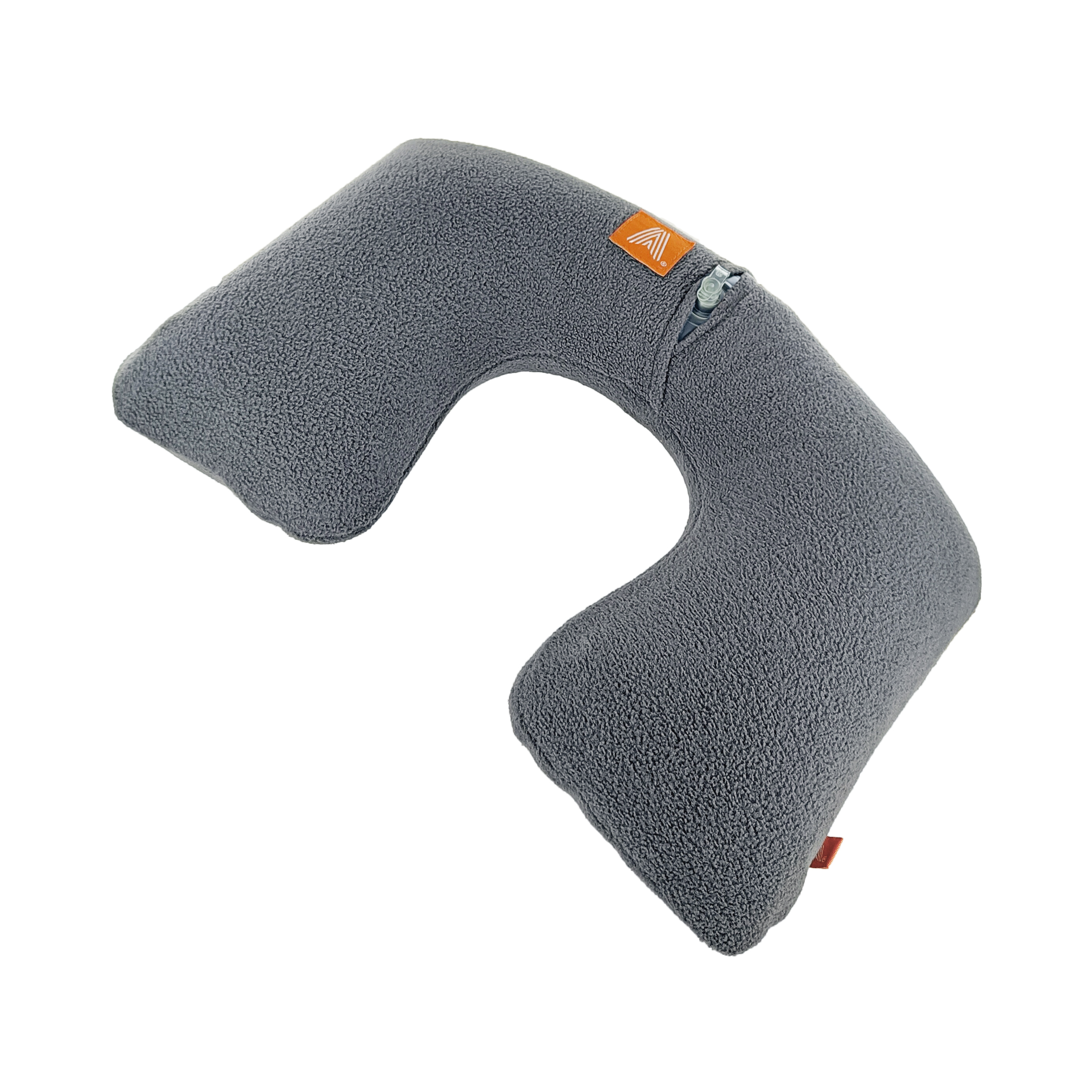 Una almohada cervical gris con forma de U, aislada sobre blanco. Tiene cremallera y una etiqueta con logo naranja.