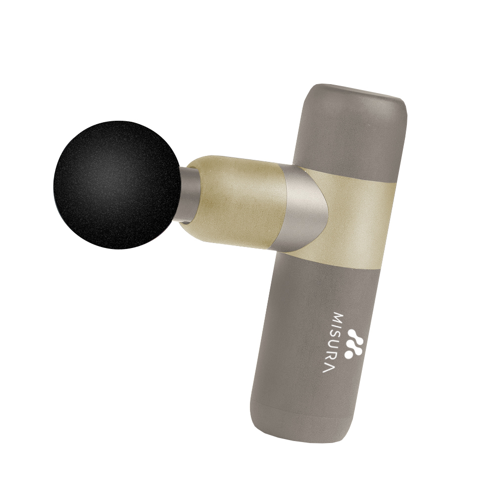Una pistola de masaje gris y beige con un cabezal de masaje redondo negro, aislado sobre fondo blanco.