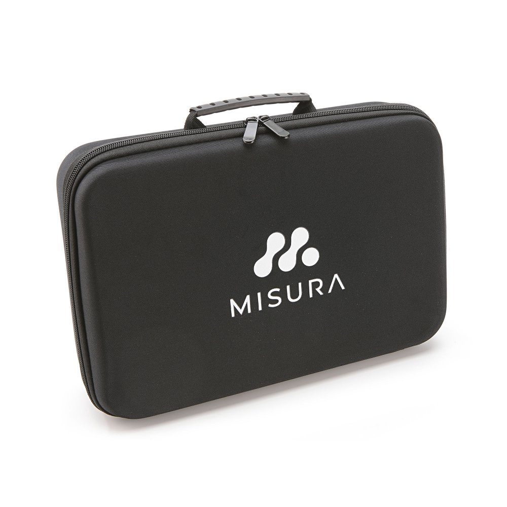 Czarny futerał MISURA z białym logo i uchwytem. Futerał jest prostokątny z zamkiem błyskawicznym i umieszczony na białej powierzchni.