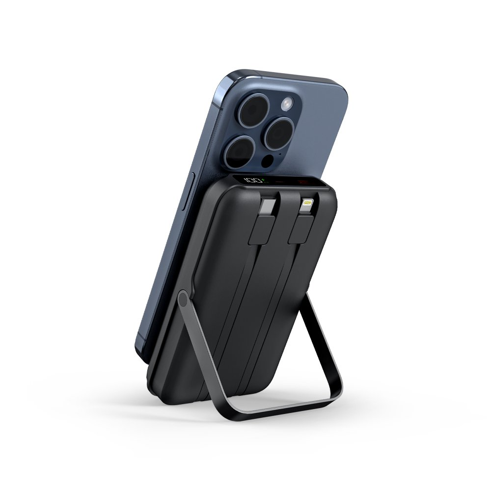 Czarny power bank z podłączonym telefonem, podparty stojakiem. Telefon jest niebieski. Białe tło.