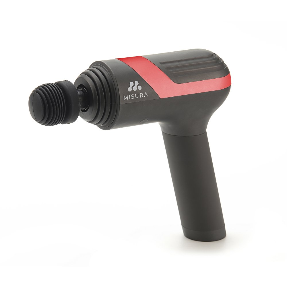 Czarno-czerwony ręczny pistolet do masażu. Pistolet ma uchwyt i głowicę z czarnym gumowym mocowaniem, wszystko na białym tle.