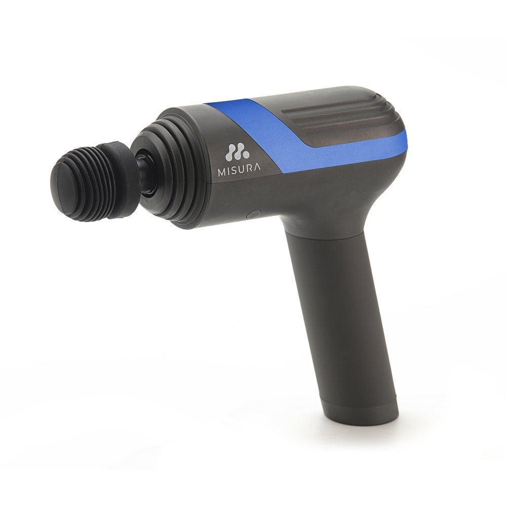 Czarno-niebieski pistolet do masażu Misura na białym tle. Pistolet ma okrągłą głowicę masującą.