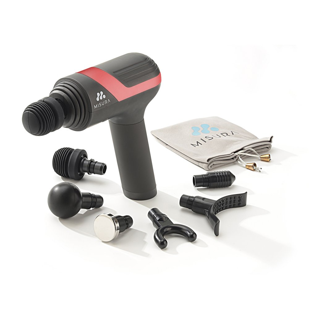 Czarny i szary pistolet do masażu z czerwonym akcentem, różne nasadki, torba i akcesoria ułożone na białej powierzchni.