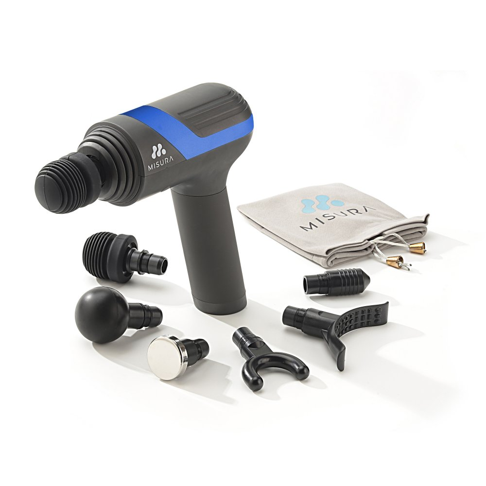 Pistolet do masażu z różnymi nasadkami. Szary i niebieski pistolet z logo 'MISURA', akcesoriami i woreczkiem na białym tle.