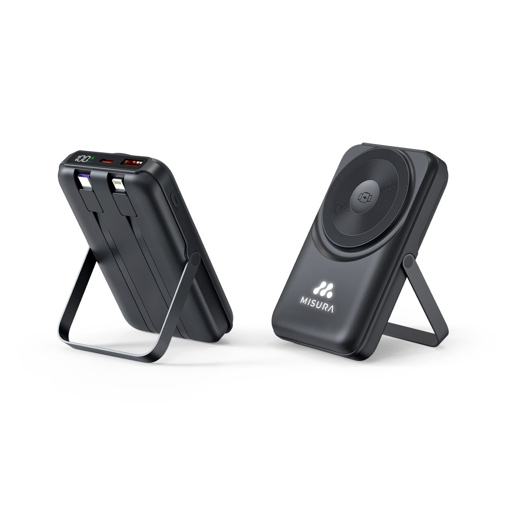 Dwa czarne power banki Misura na stojakach. Jeden pokazuje 100% naładowania. Drugi ma bezprzewodową ładowarkę.