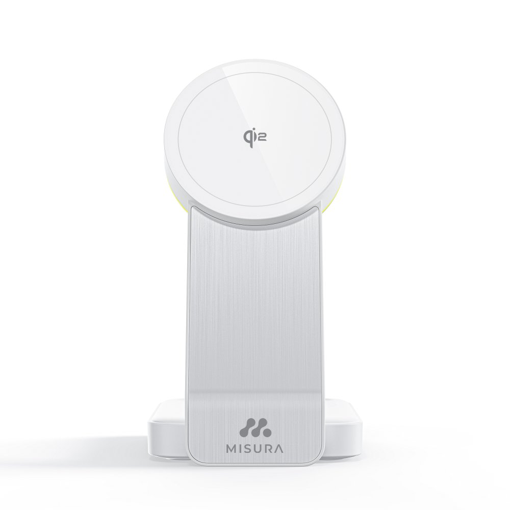 Biała i srebrna ładowarka bezprzewodowa z okrągłym blatem i podstawką. Marka MISURA jest wydrukowana na podstawie.