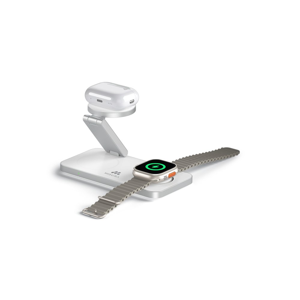 Biała stacja ładująca z Apple Watch i AirPods. Zegarek wyświetla symbol ładowania. Stacja ma srebrną podstawkę i nazwę marki.